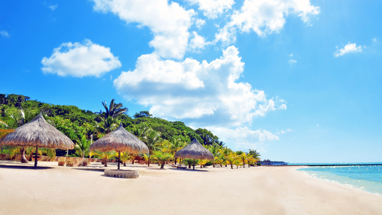 Braunes Und Grünes Strandhaus Unter Blauem Himmel Und Weißen Wolken Tagsüber. Wallpaper in 1280x720 Resolution
