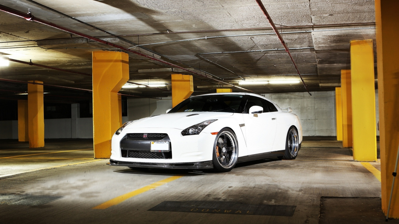 Weißer Porsche 911 Auf Parkplatz Geparkt. Wallpaper in 1366x768 Resolution