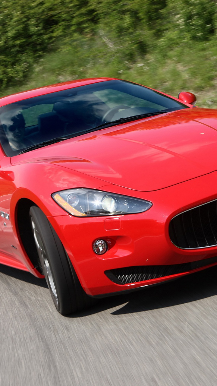Roter Ferrari 458 Italia Tagsüber Unterwegs. Wallpaper in 720x1280 Resolution