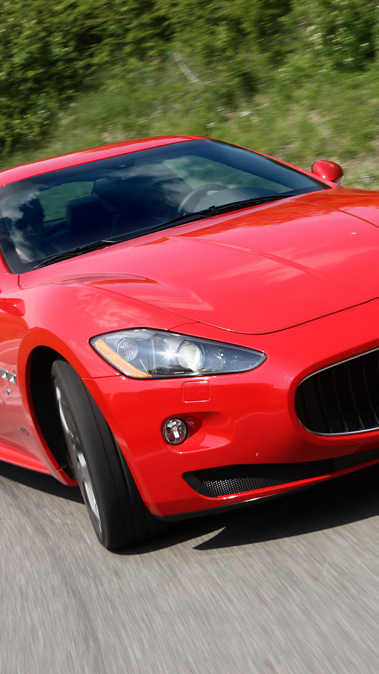 Ferrari 458 Italia Rojo en la Carretera Durante el Día. Wallpaper in 750x1334 Resolution