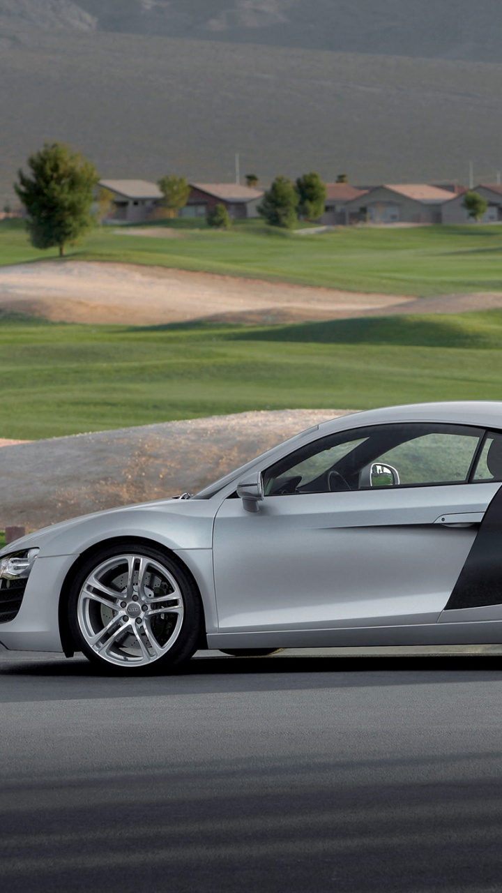 Mann in Weißem T-Shirt Und Weißen Shorts, Der Tagsüber Neben Dem Silbernen Porsche 911 Coupé Steht. Wallpaper in 720x1280 Resolution