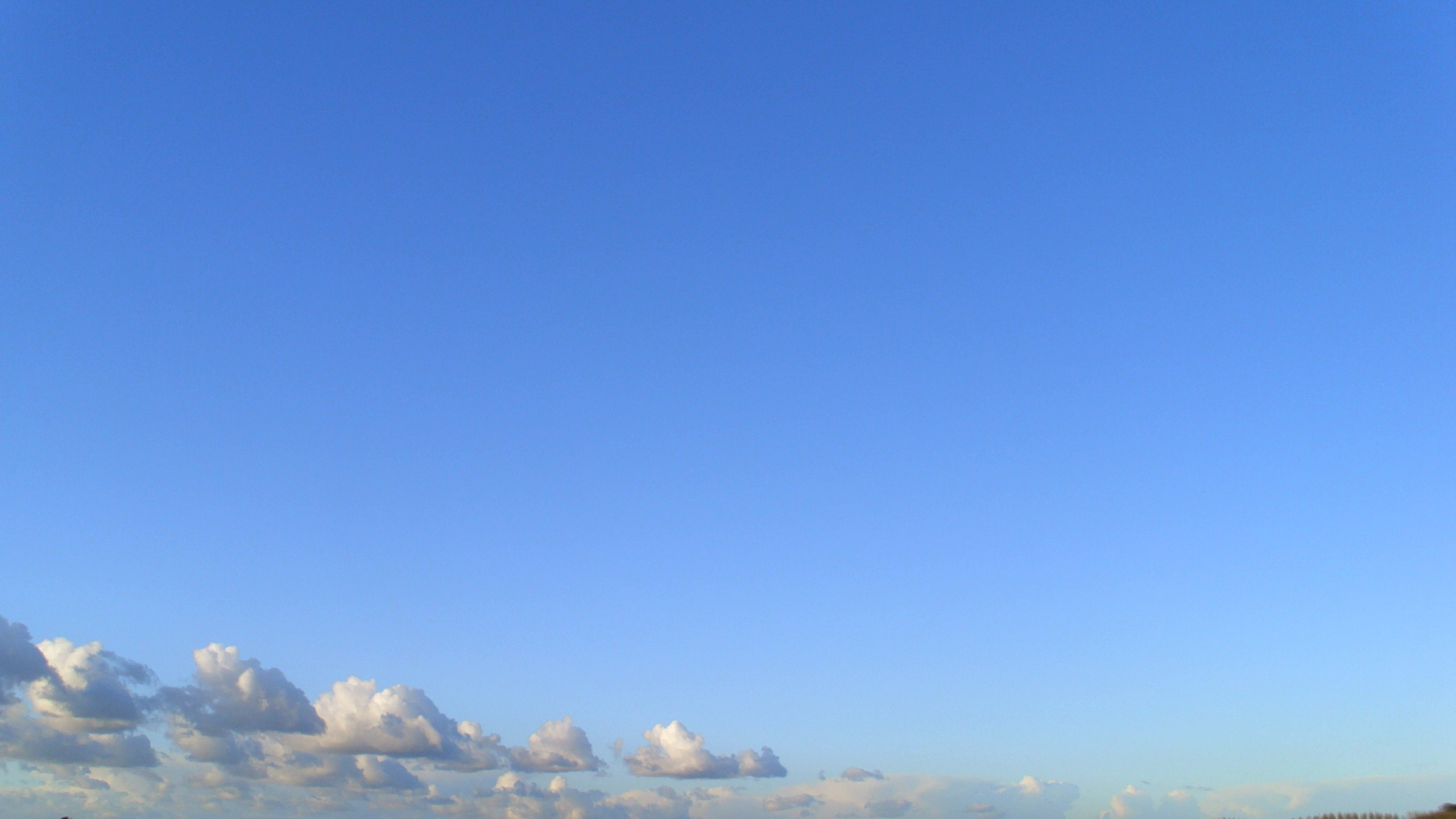 Weiße Wolken Über Schneebedeckten Bergen Tagsüber. Wallpaper in 2560x1440 Resolution