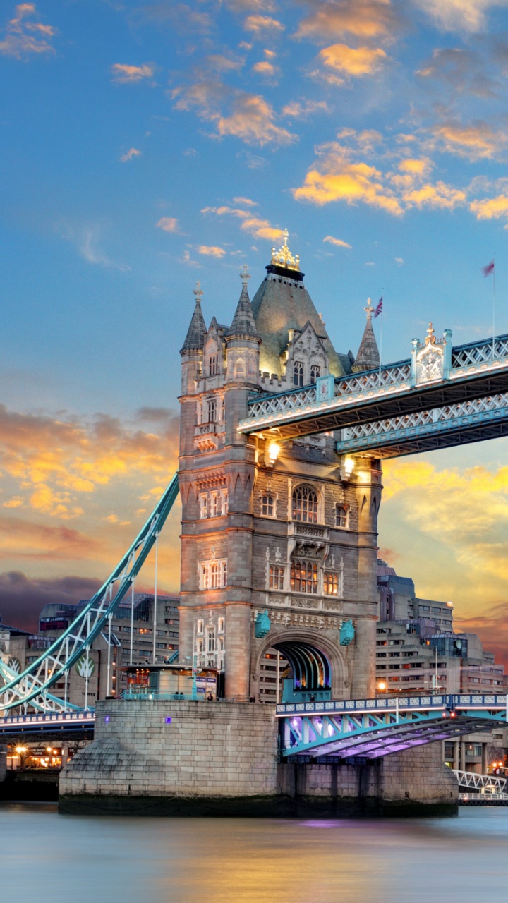 Brücke Über Den Fluss Während Der Nacht. Wallpaper in 720x1280 Resolution