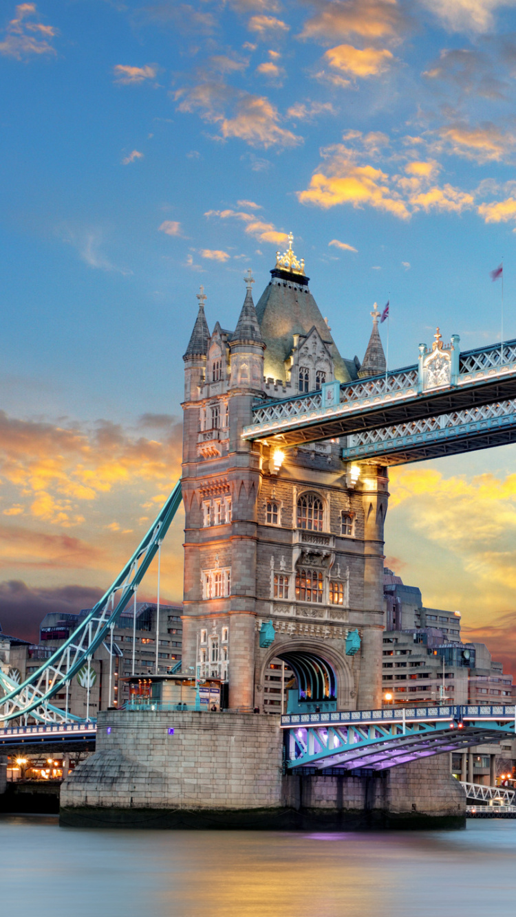 Brücke Über Den Fluss Während Der Nacht. Wallpaper in 750x1334 Resolution