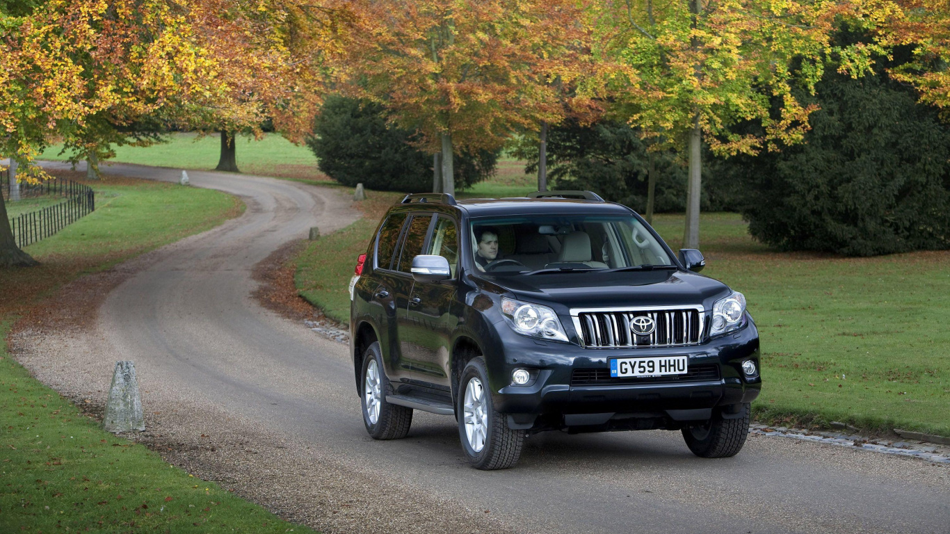 Ford Suv Negro en la Carretera Durante el Día. Wallpaper in 1366x768 Resolution