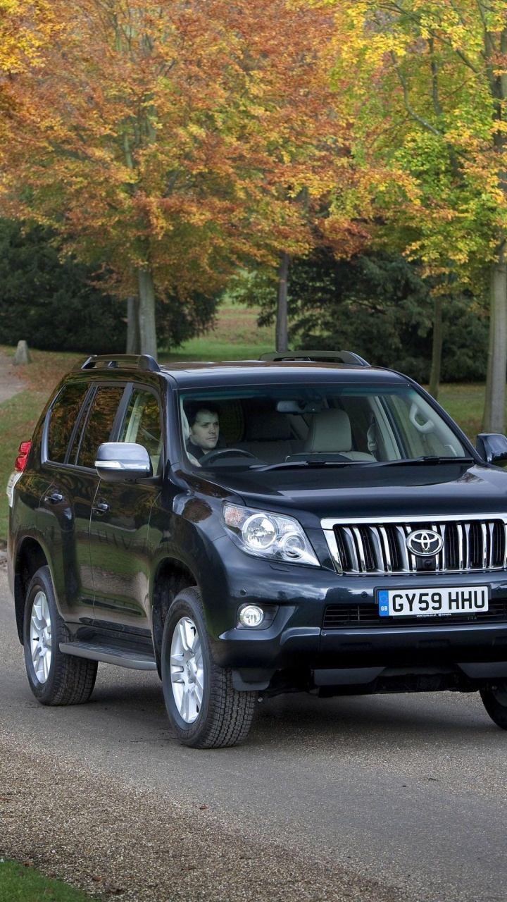 Ford Suv Negro en la Carretera Durante el Día. Wallpaper in 720x1280 Resolution