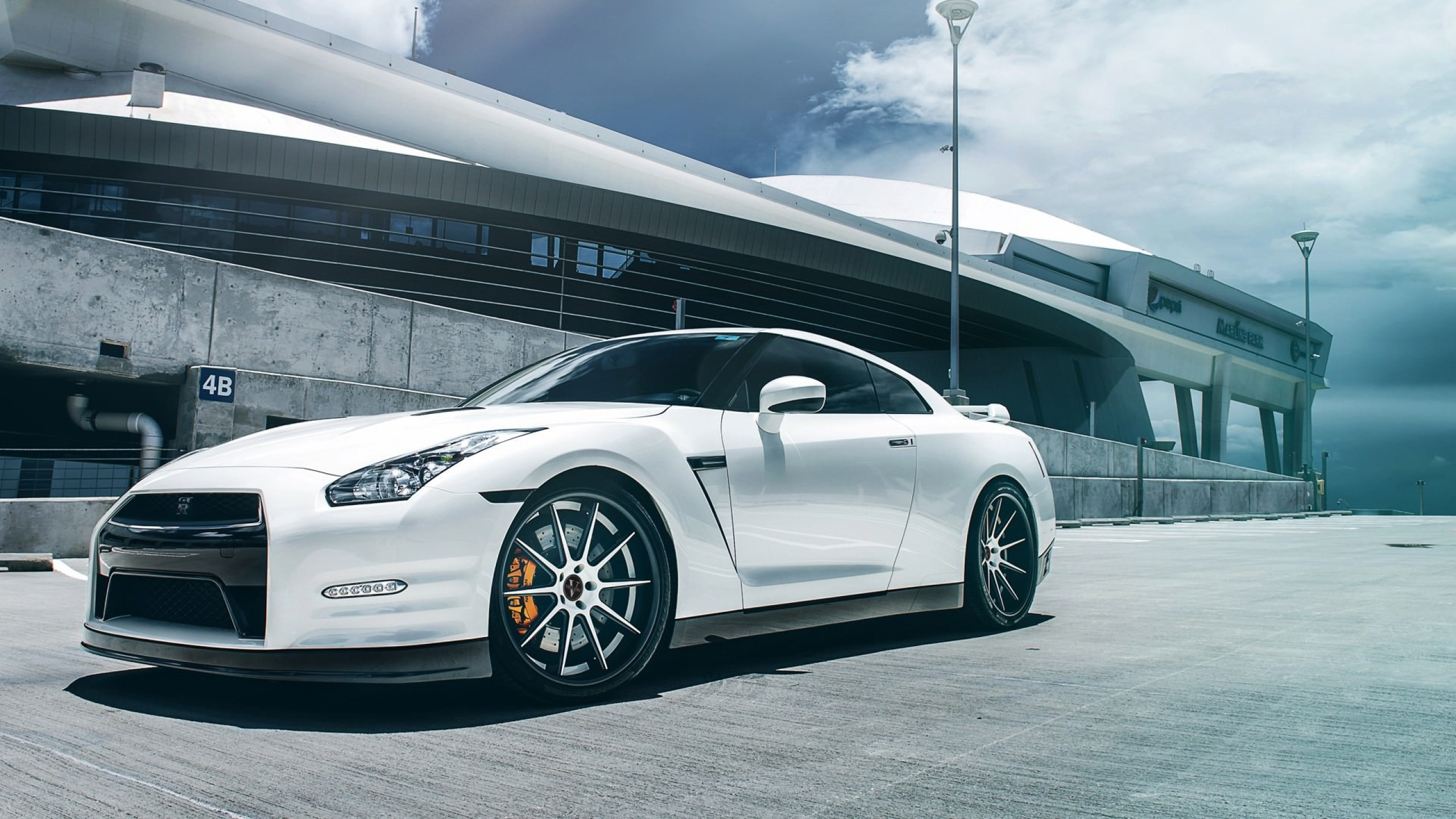 Weißer Porsche 911 Auf Parkplatz Geparkt. Wallpaper in 2560x1440 Resolution
