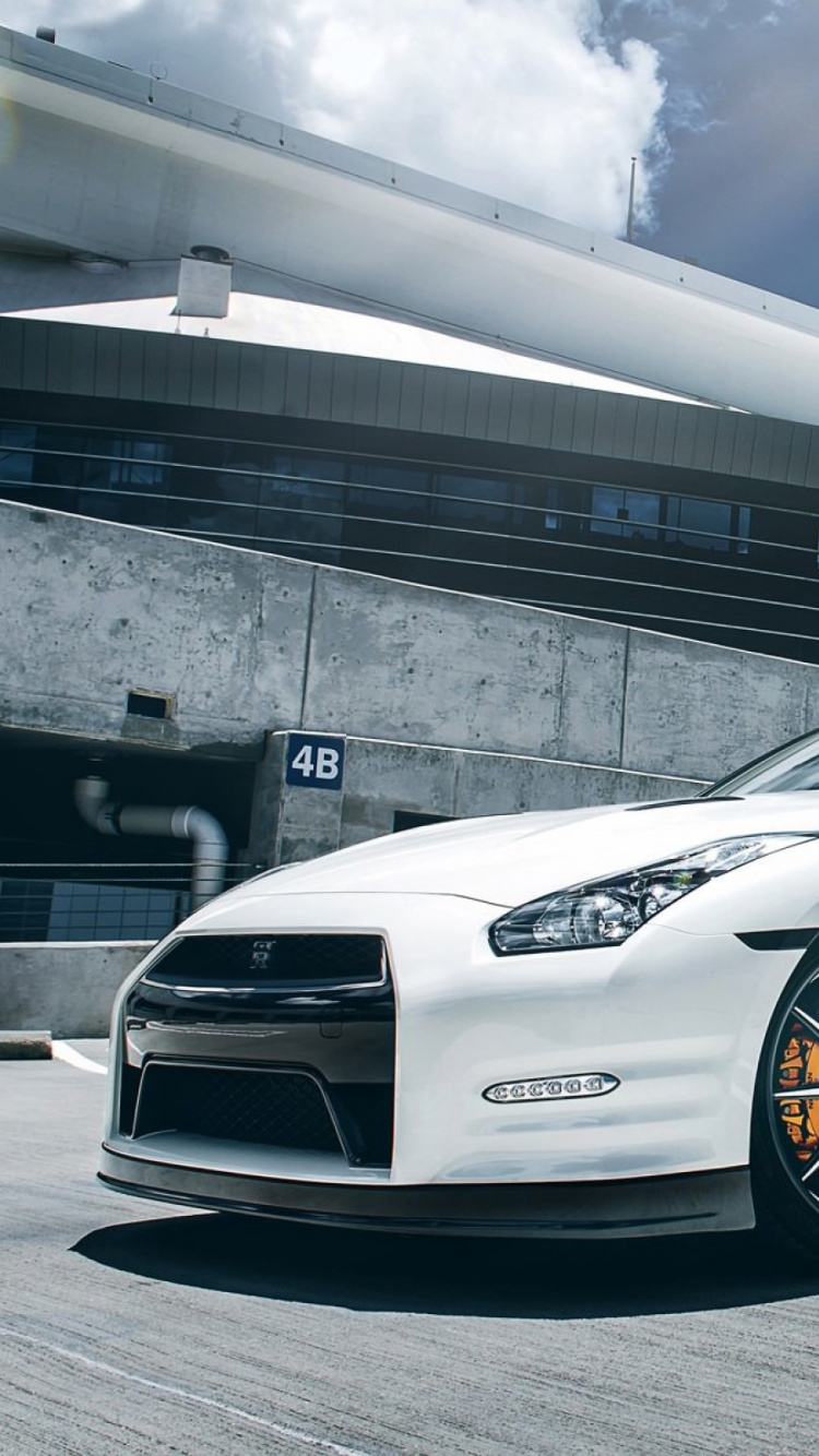 Porsche 911 Blanche Garée Sur Parking. Wallpaper in 750x1334 Resolution