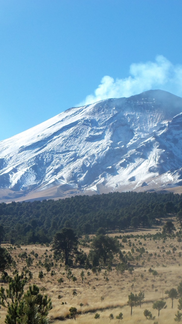 Montaña Blanca y Negra Bajo un Cielo Azul Durante el Día. Wallpaper in 720x1280 Resolution