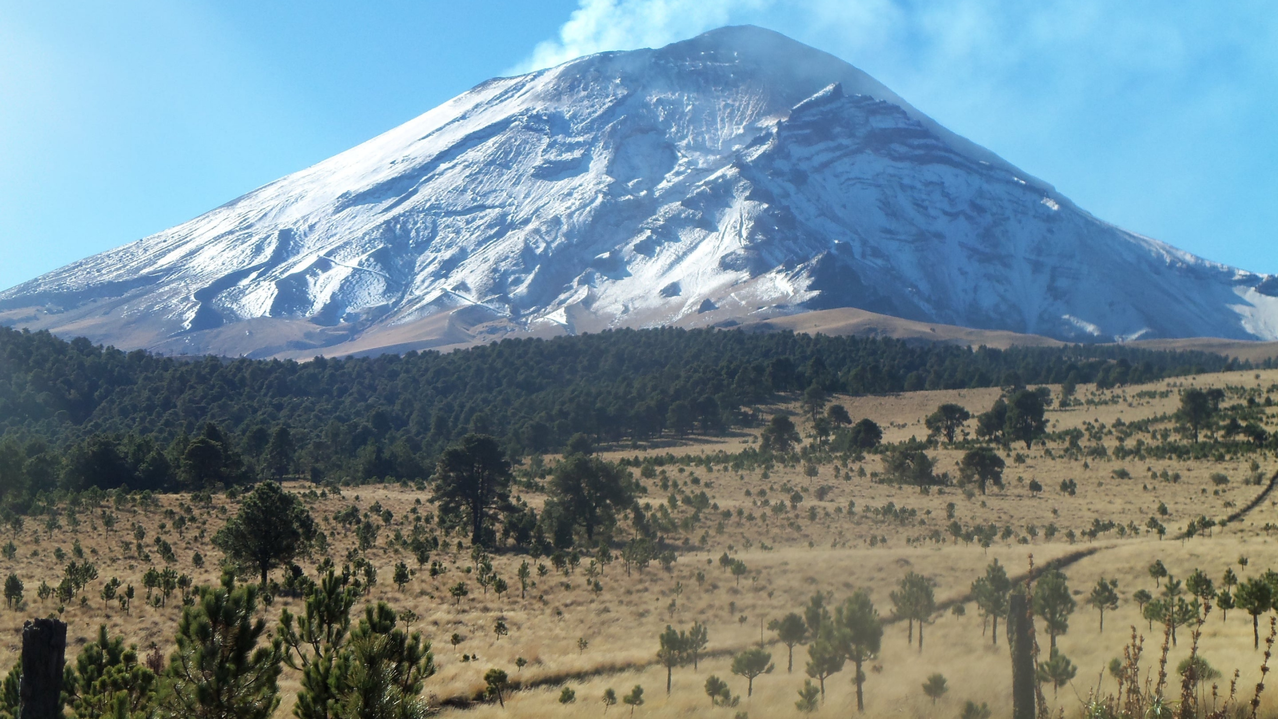 White and Black Mountain Under Blue Sky During Daytime. Wallpaper in 2560x1440 Resolution