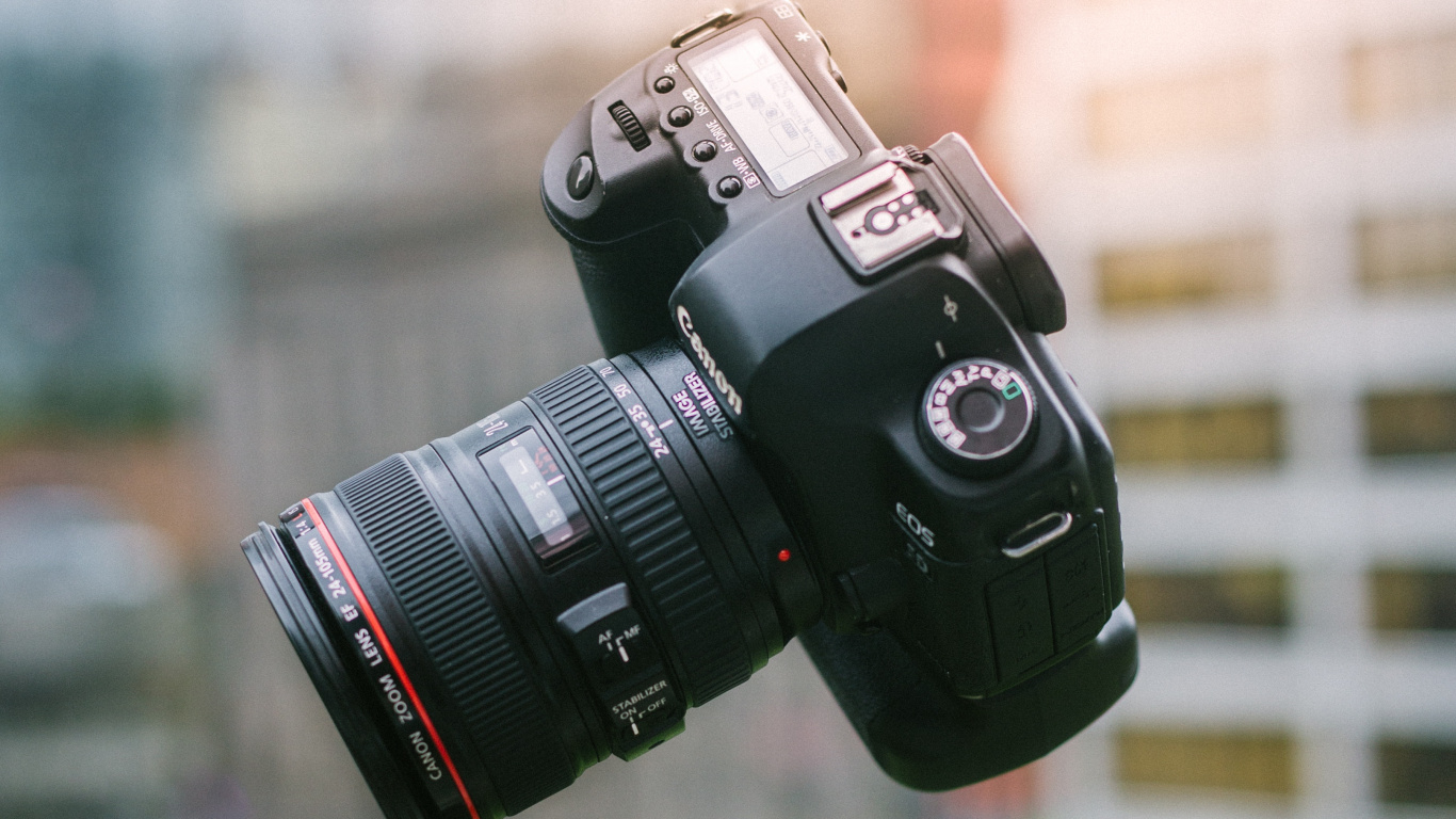 Schwarze Nikon Dslr Kamera Auf Braunem Und Weißem Tisch. Wallpaper in 1366x768 Resolution