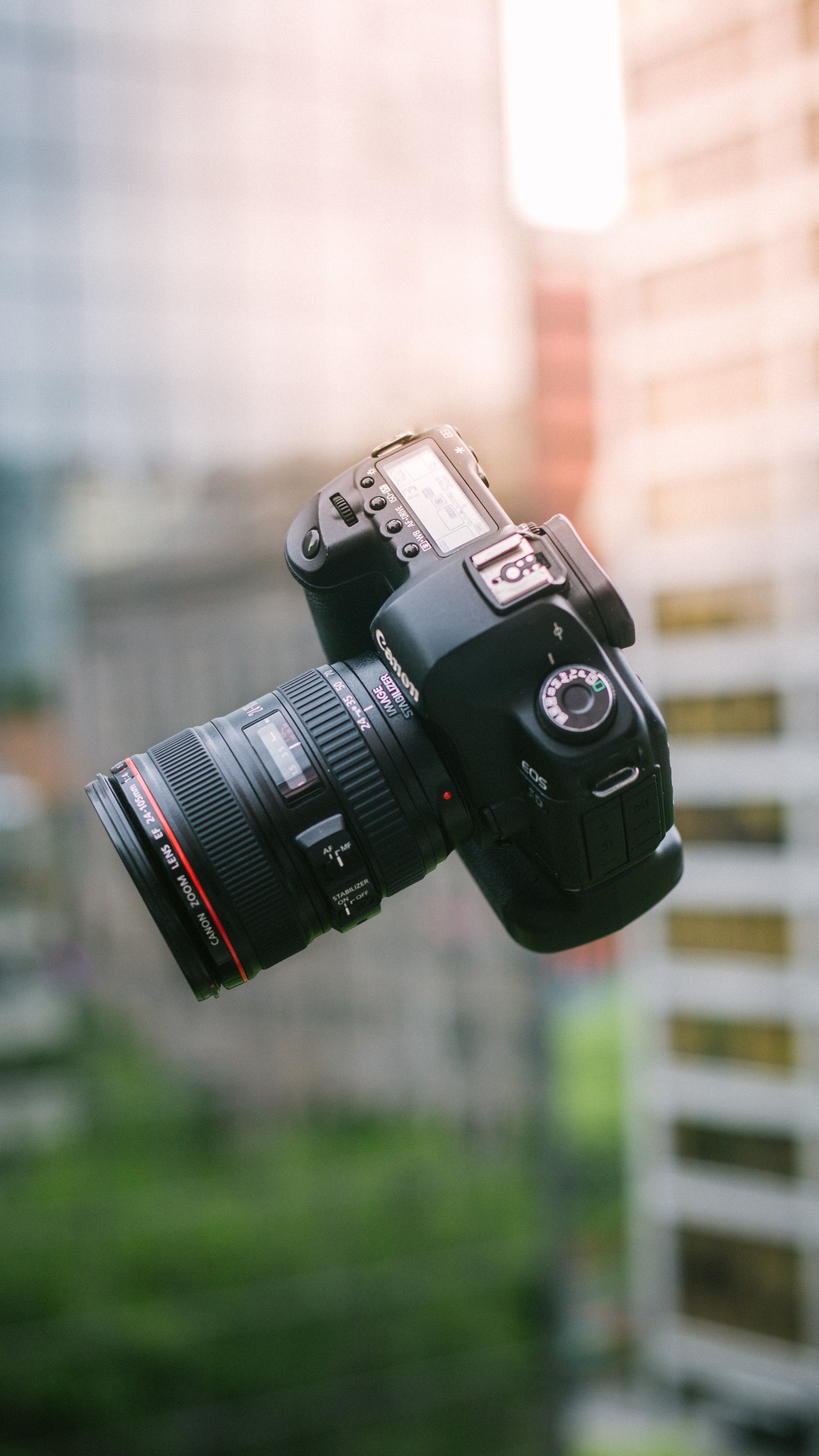 Schwarze Nikon Dslr Kamera Auf Braunem Und Weißem Tisch. Wallpaper in 1440x2560 Resolution