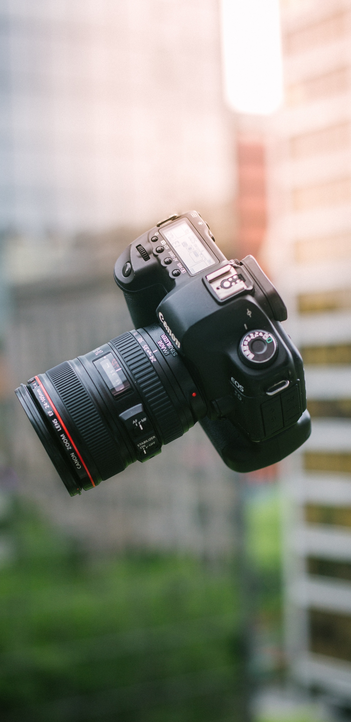 Schwarze Nikon Dslr Kamera Auf Braunem Und Weißem Tisch. Wallpaper in 1440x2960 Resolution