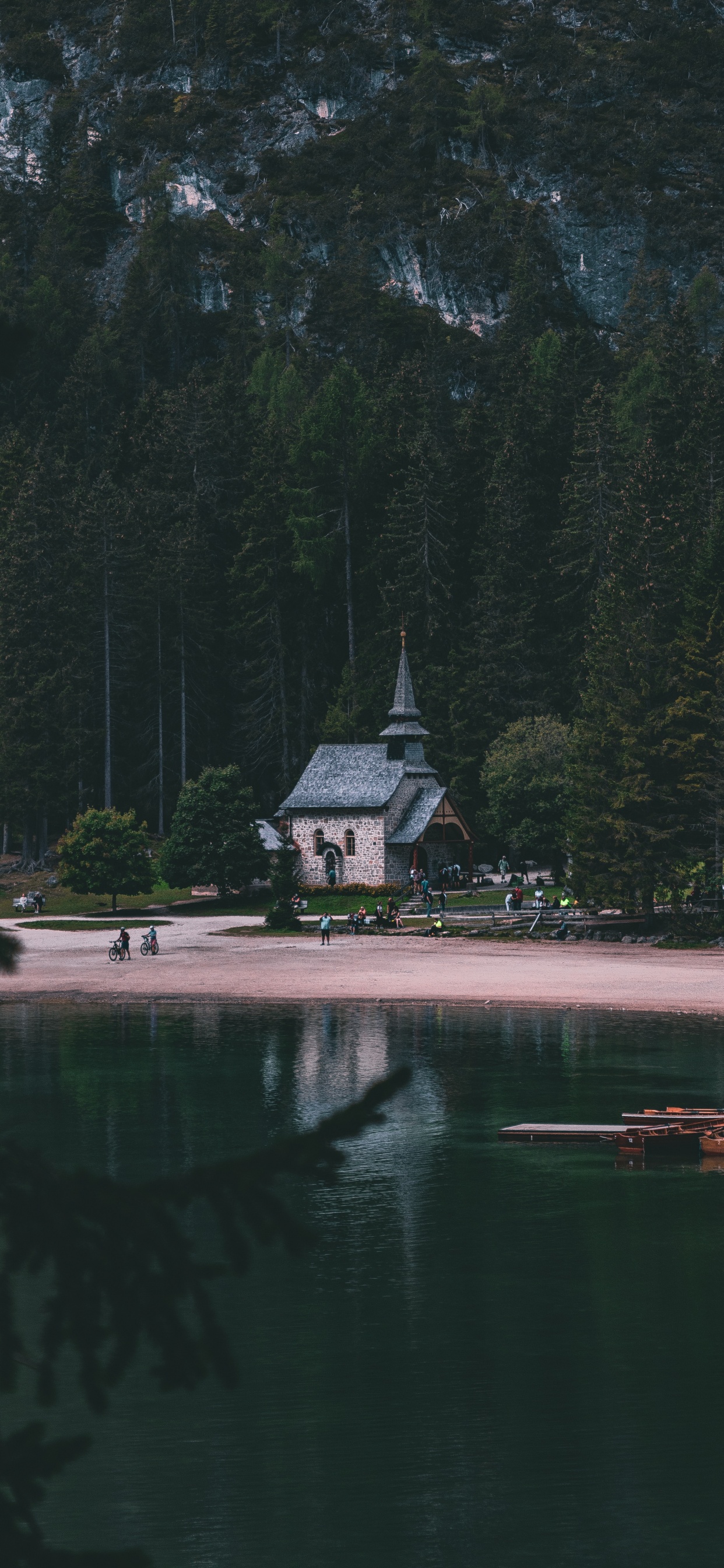 Maison Blanche et Grise Près D'un Plan D'eau et D'arbres Verts Pendant la Journée. Wallpaper in 1242x2688 Resolution