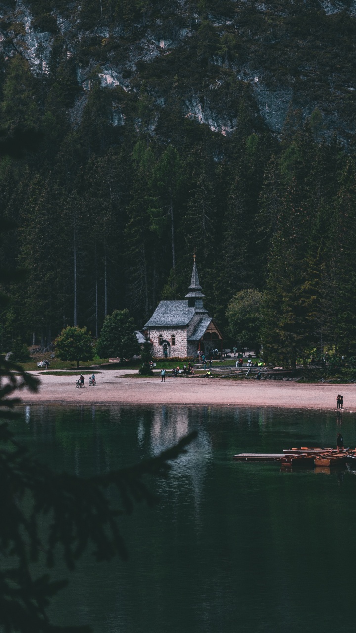 Maison Blanche et Grise Près D'un Plan D'eau et D'arbres Verts Pendant la Journée. Wallpaper in 720x1280 Resolution