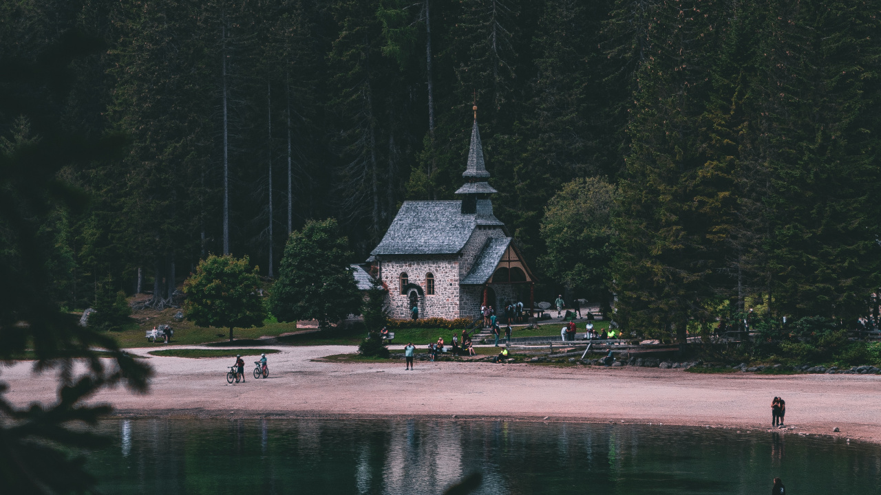 White and Gray House Near Body of Water and Green Trees During Daytime. Wallpaper in 1280x720 Resolution