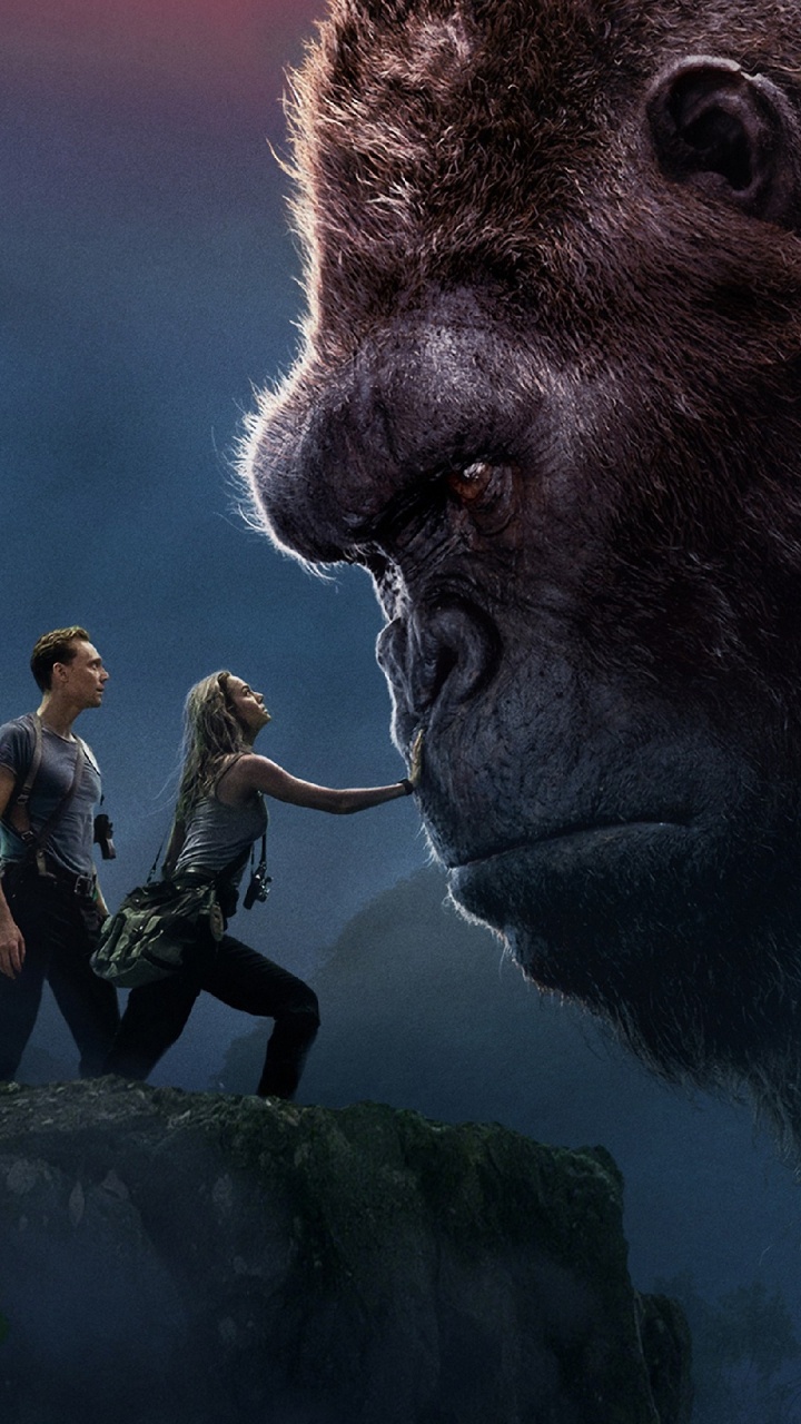 Brauner Gorilla Mit Grünem Frosch. Wallpaper in 720x1280 Resolution