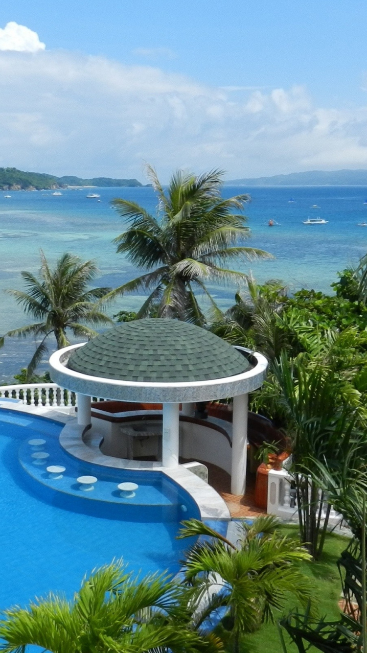 Weißes Und Blaues Schwimmbad in Der Nähe Von Grünen Palmen Tagsüber. Wallpaper in 750x1334 Resolution