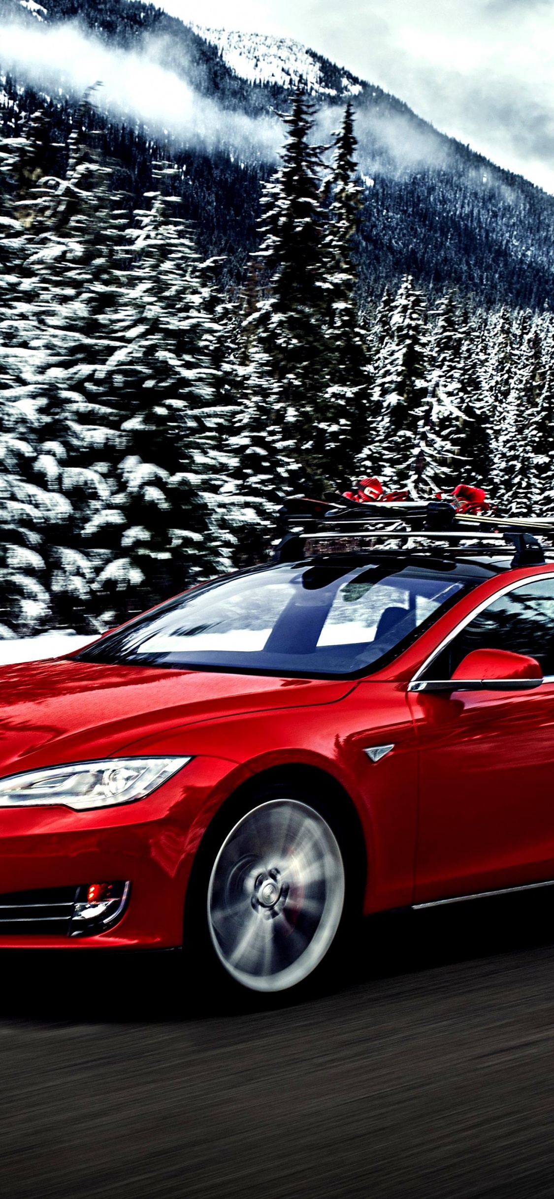 Roter Porsche 911 Auf Der Straße in Der Nähe Von Schneebedeckten Bergen Tagsüber. Wallpaper in 1125x2436 Resolution