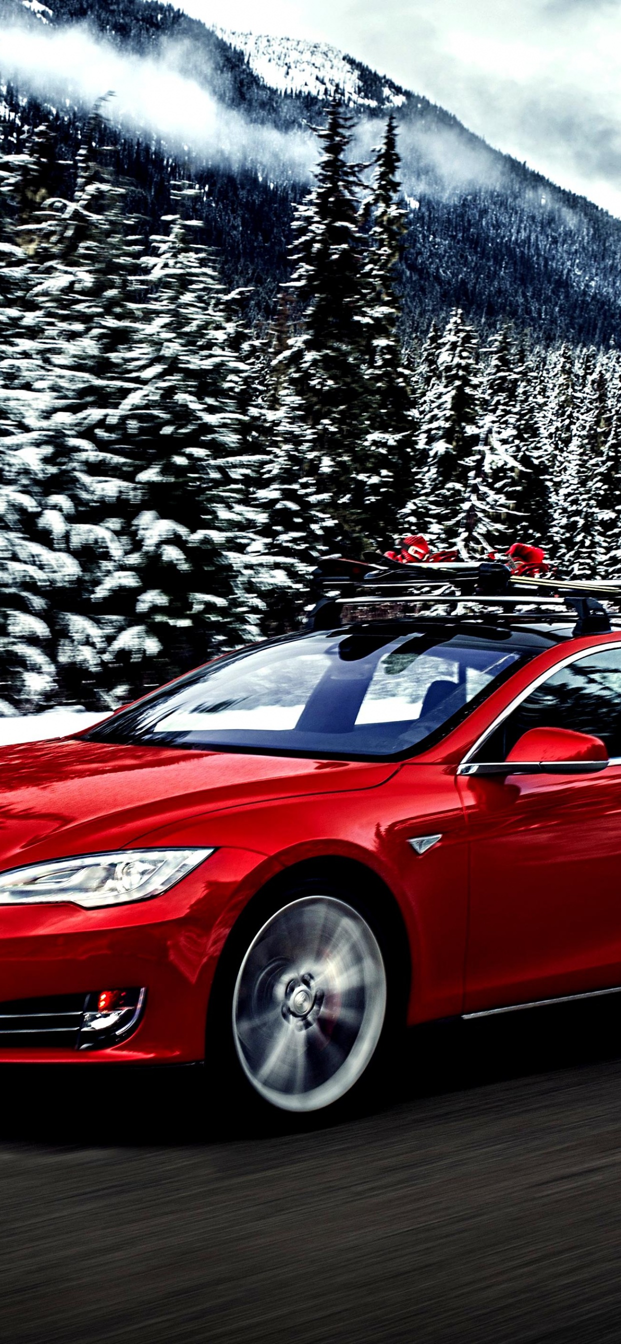 Roter Porsche 911 Auf Der Straße in Der Nähe Von Schneebedeckten Bergen Tagsüber. Wallpaper in 1242x2688 Resolution