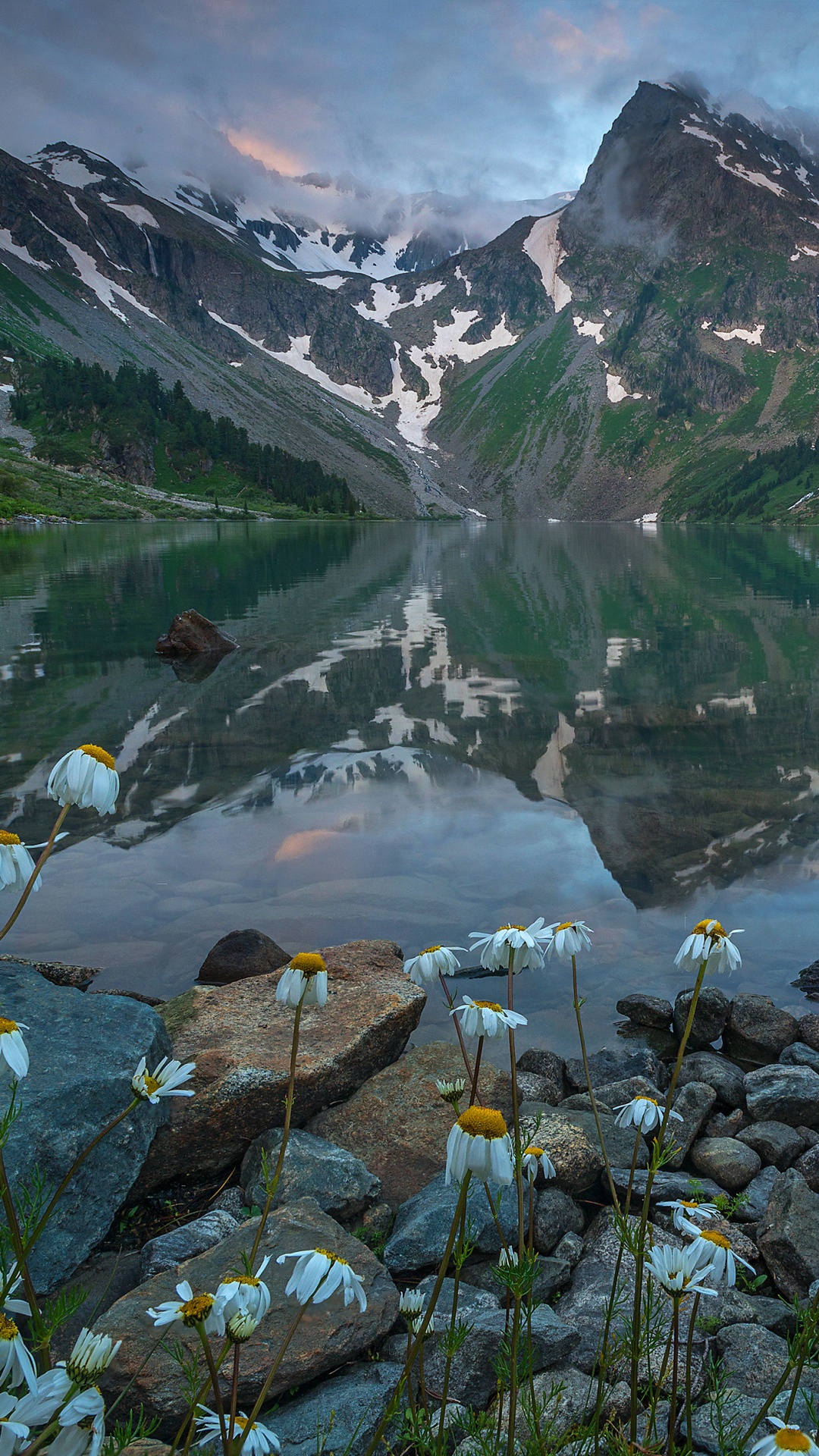 Tagsüber Grüne Und Graue Berge in Der Nähe Des Sees. Wallpaper in 1080x1920 Resolution