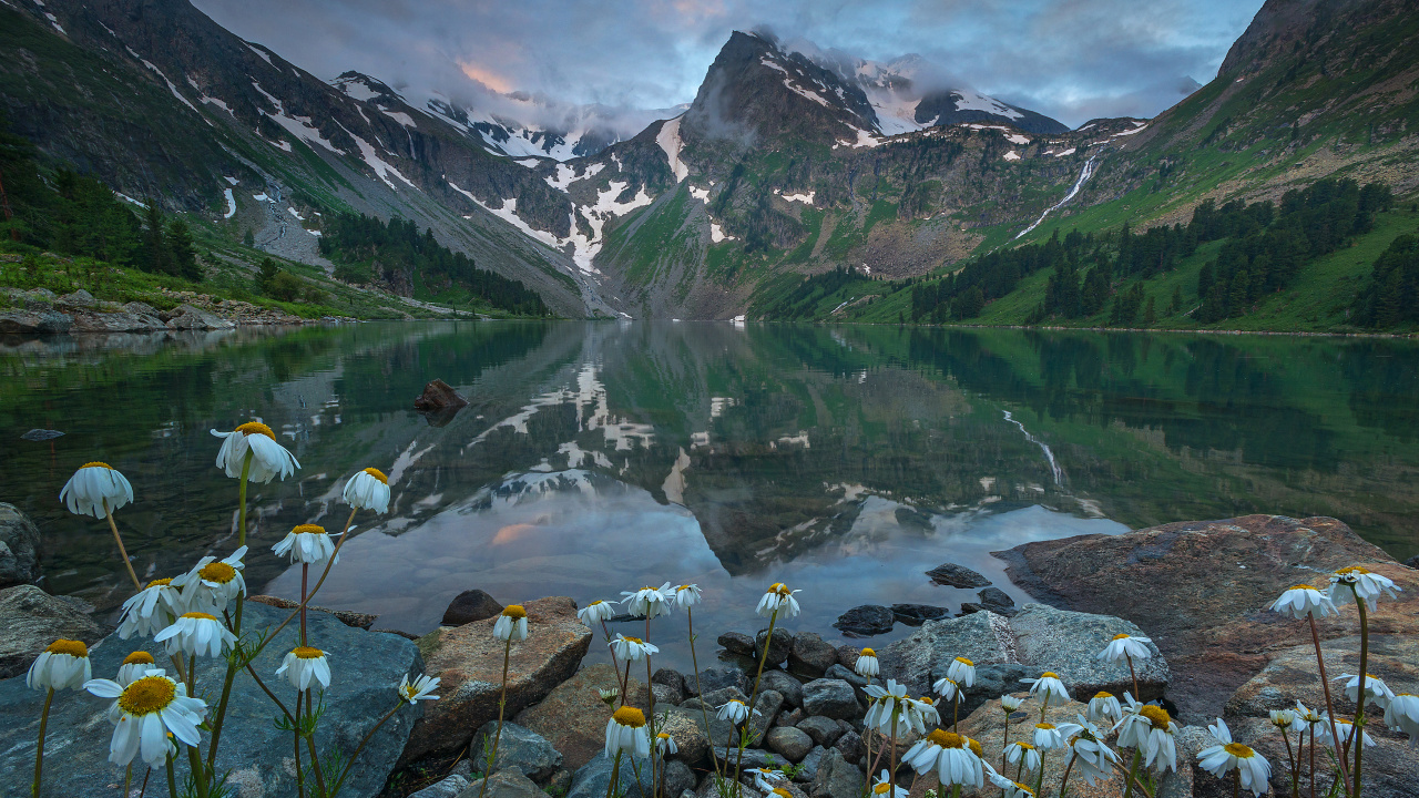Green and Gray Mountains Near Lake During Daytime. Wallpaper in 1280x720 Resolution