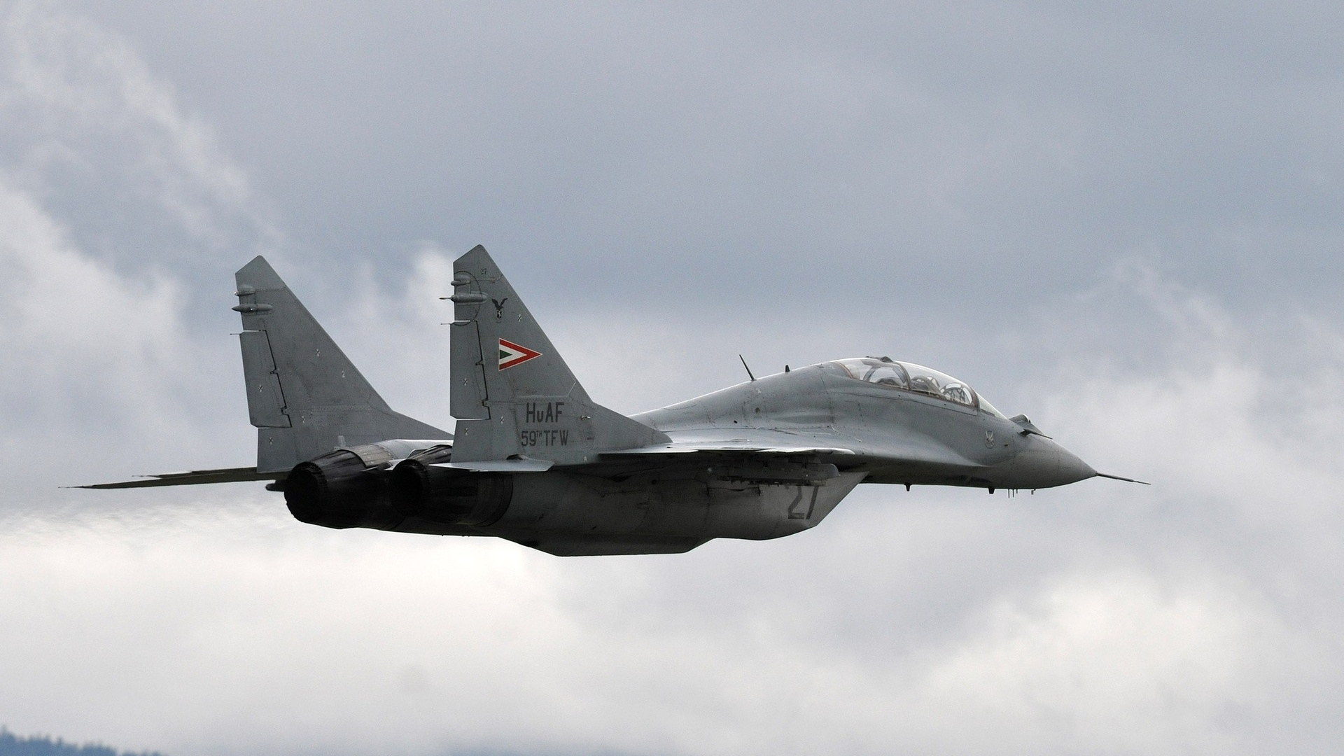 Gray Fighter Jet Flying in The Sky During Daytime. Wallpaper in 1920x1080 Resolution