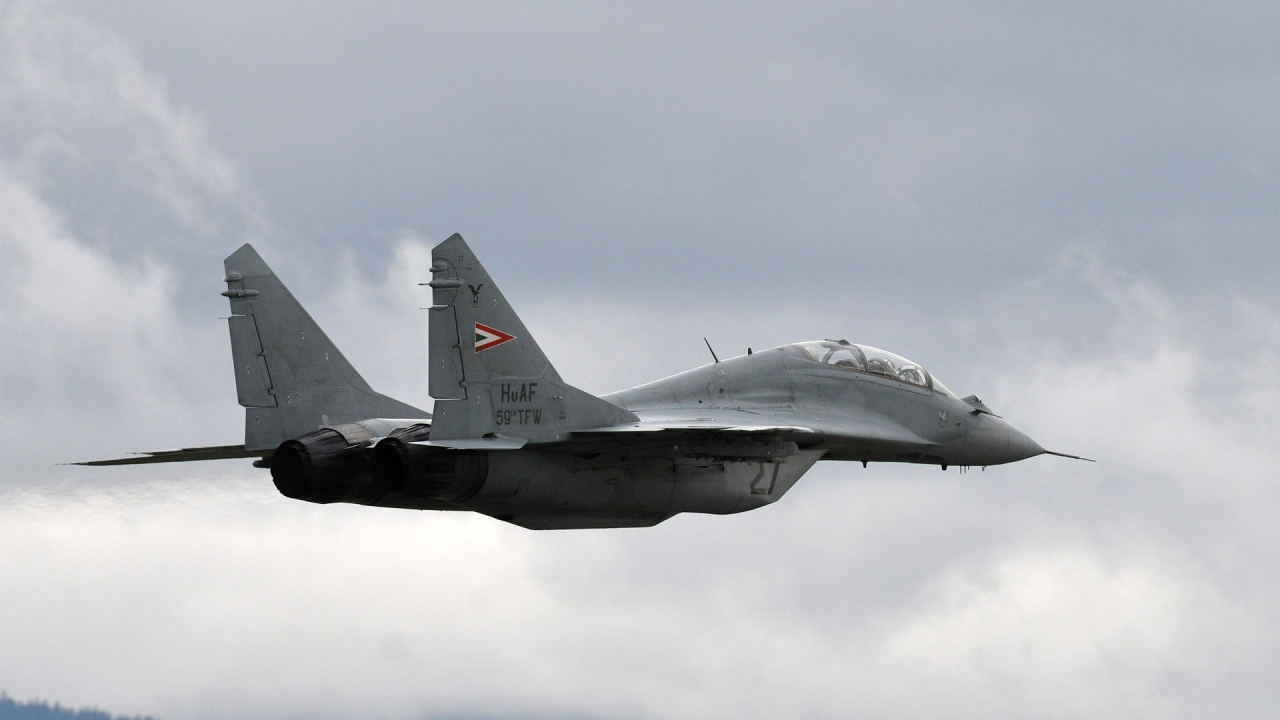 Grauer Kampfjet, Der Tagsüber in Den Himmel Fliegt. Wallpaper in 1280x720 Resolution