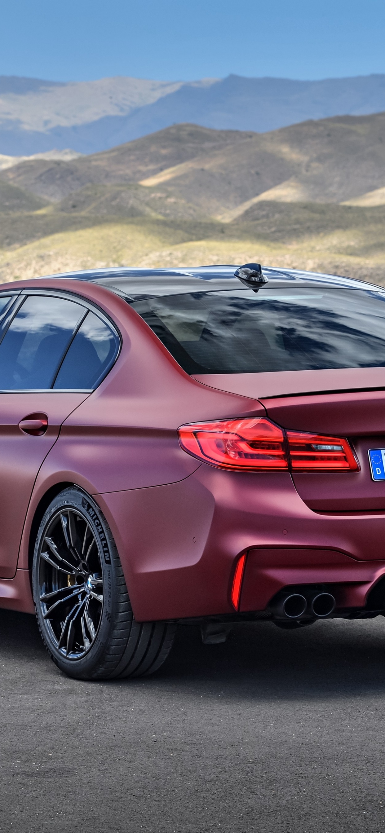 Rote Mercedes Benz c Klasse Auf Grauem Sand Tagsüber. Wallpaper in 1242x2688 Resolution