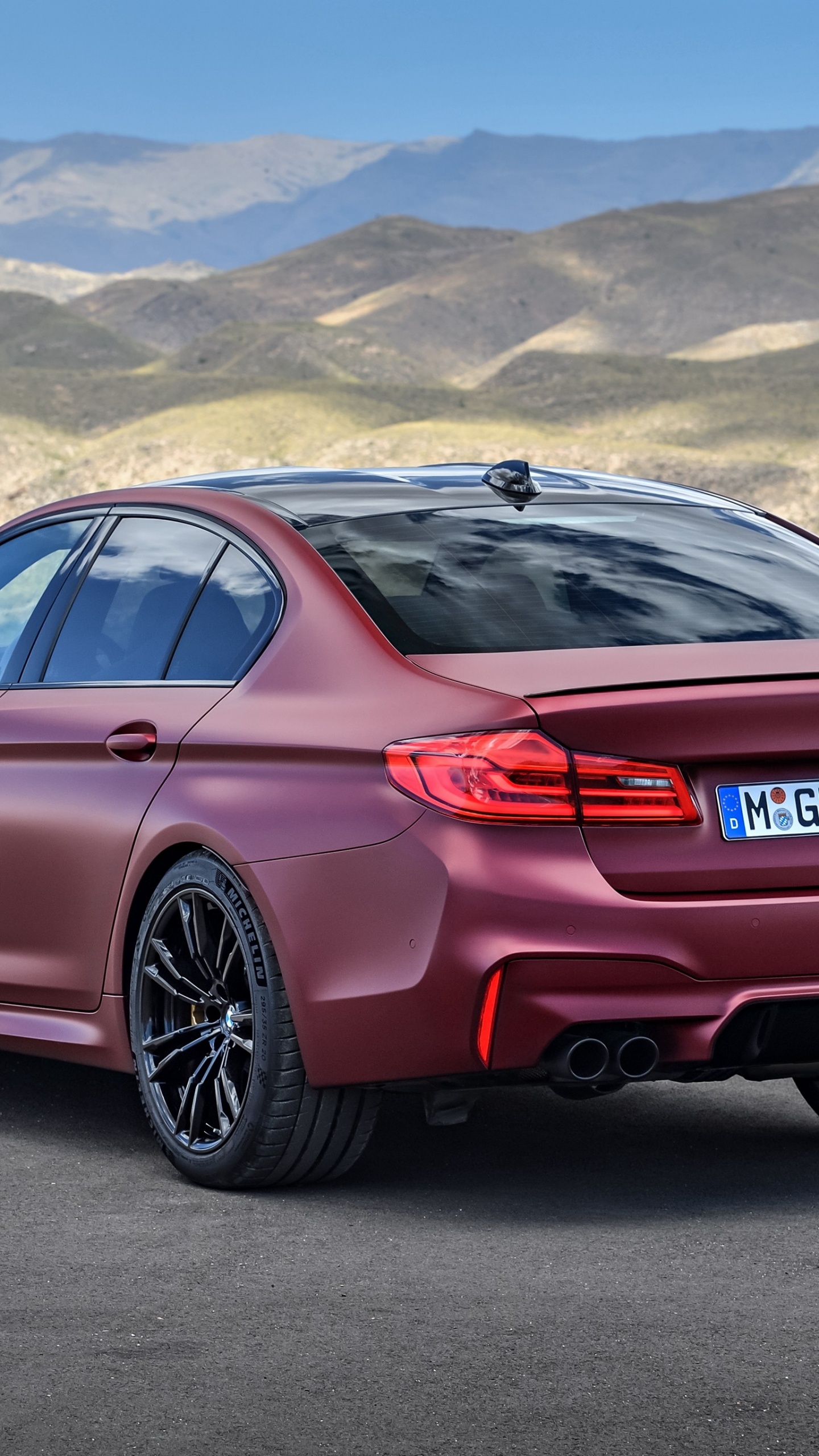 Rote Mercedes Benz c Klasse Auf Grauem Sand Tagsüber. Wallpaper in 1440x2560 Resolution