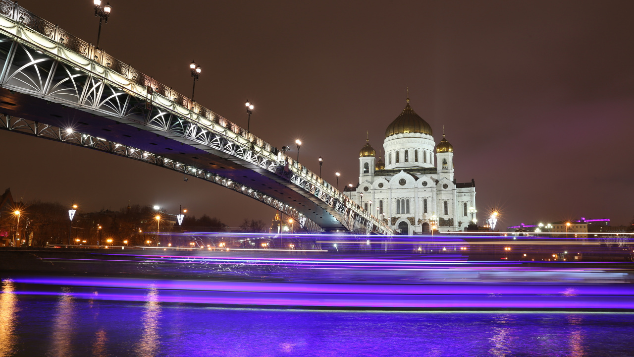 Puente Blanco y Marrón Sobre el Río Durante la Noche. Wallpaper in 1280x720 Resolution