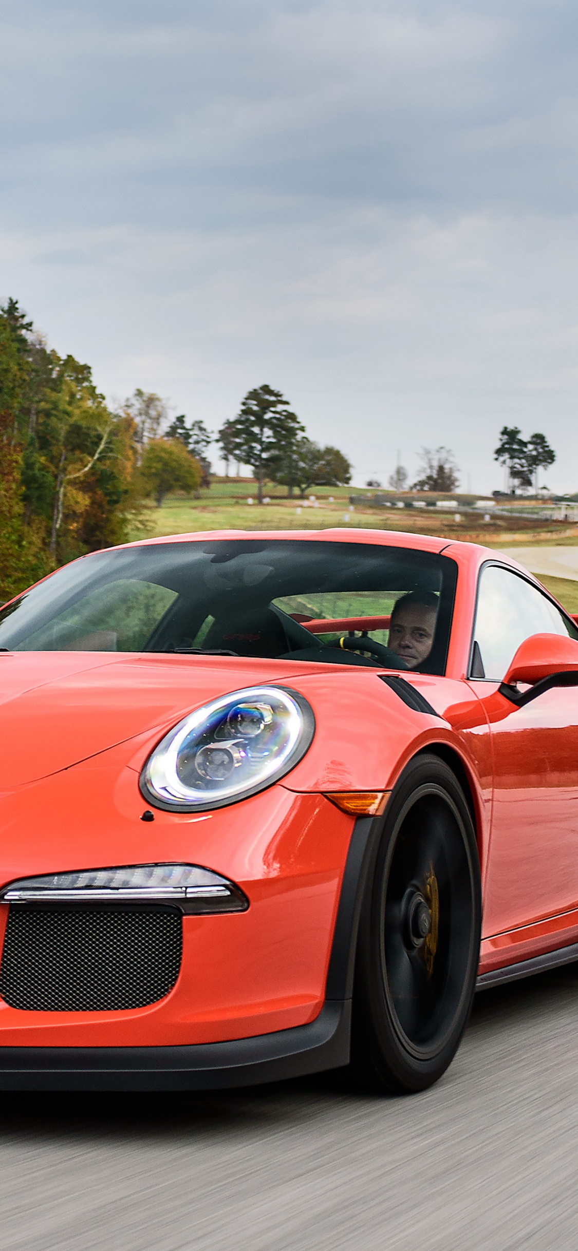 Ferrari 458 Italia Rojo en la Carretera Durante el Día. Wallpaper in 1125x2436 Resolution