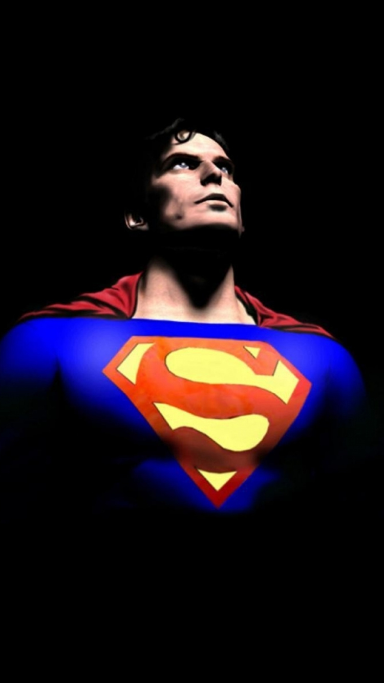 Mann im Schwarz-blauen Superman Hoodie. Wallpaper in 750x1334 Resolution