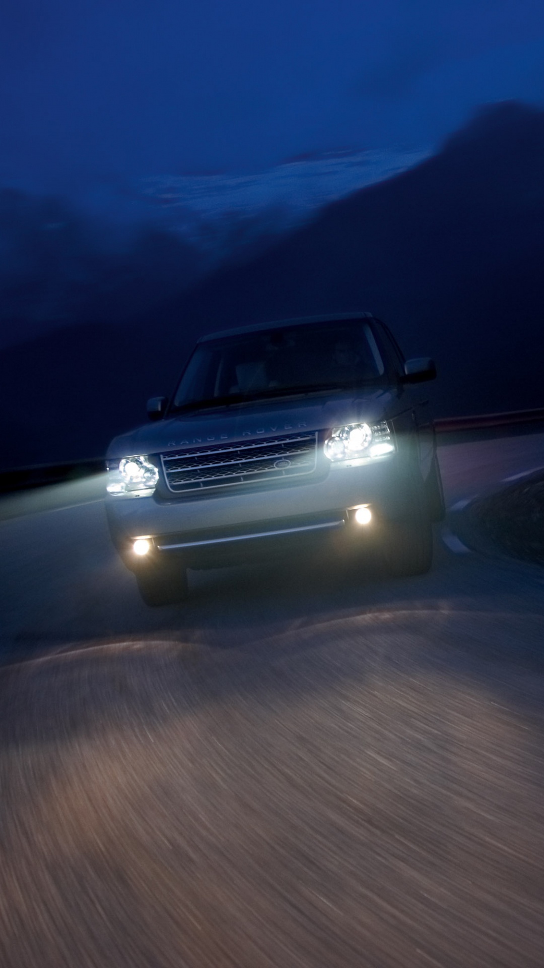 Suv Blanc Sur Route Pendant la Nuit. Wallpaper in 1080x1920 Resolution
