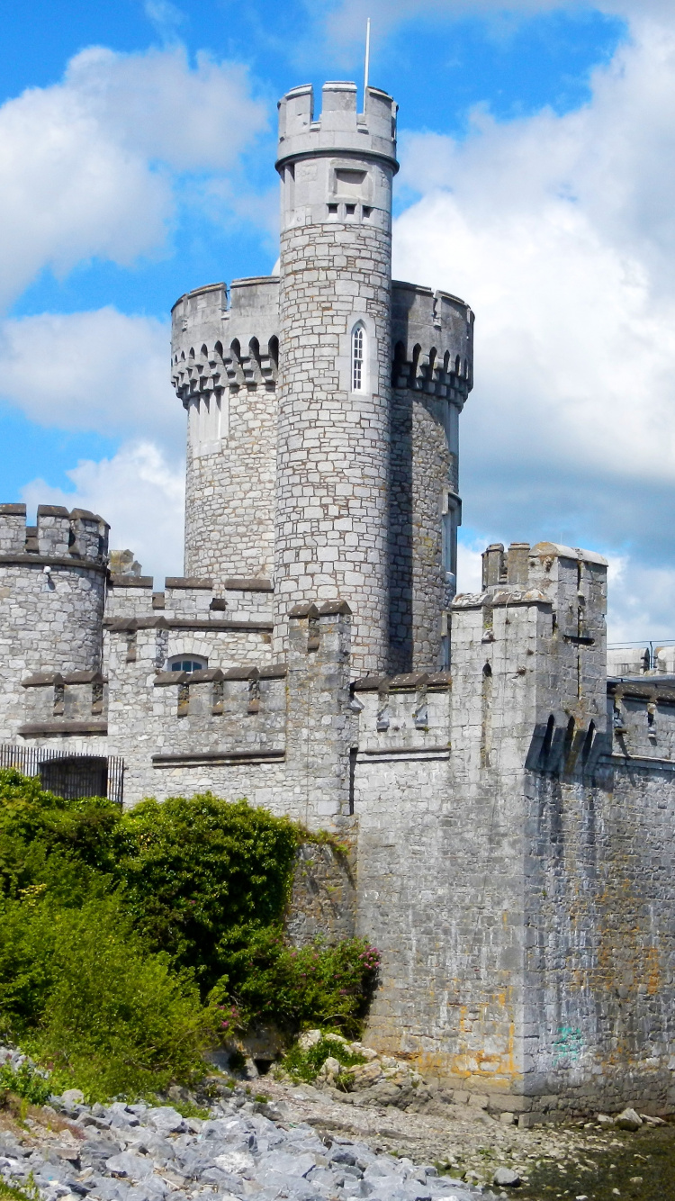 Château en Béton Gris Près D'un Plan D'eau Pendant la Journée. Wallpaper in 750x1334 Resolution