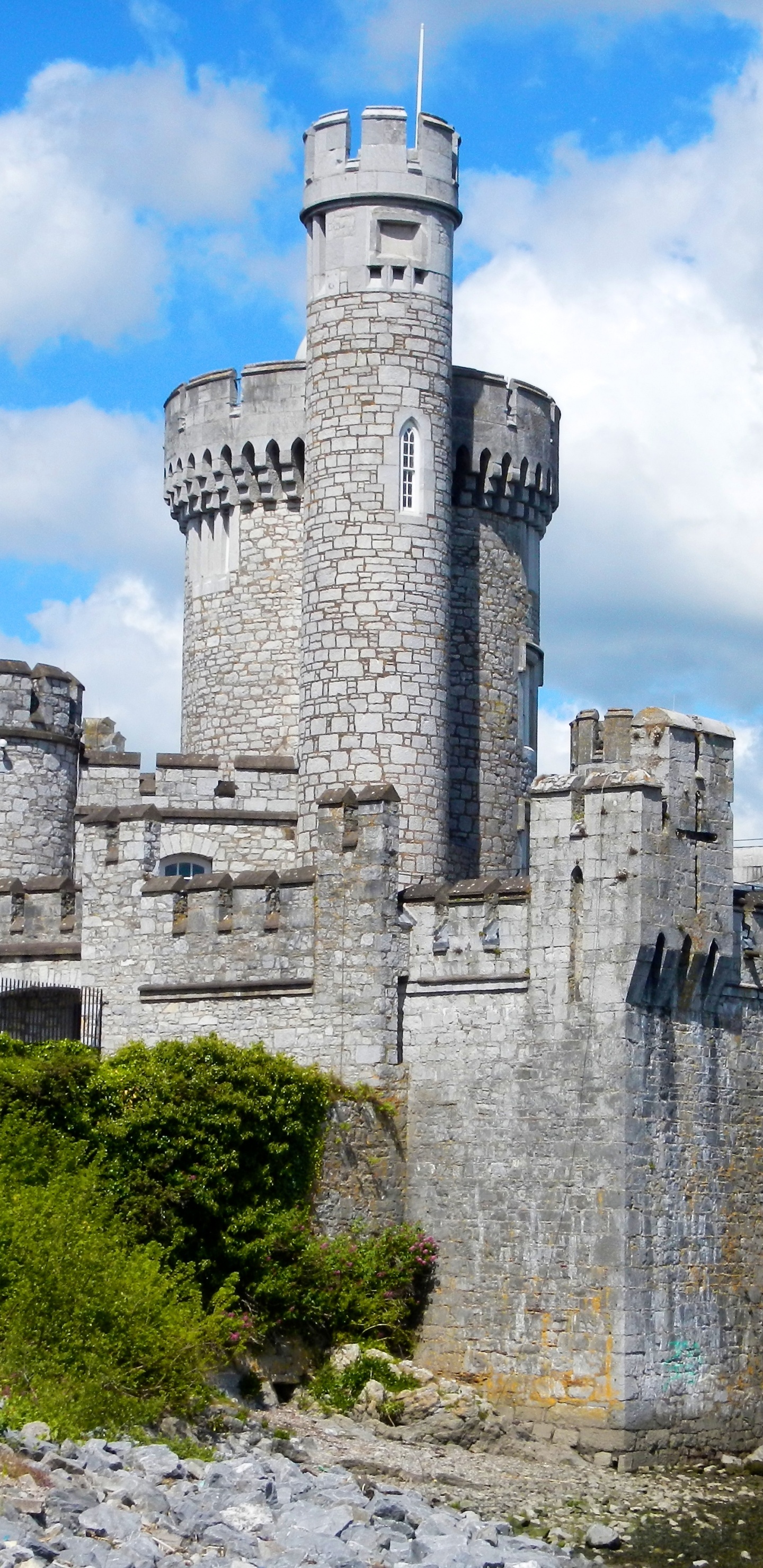 Gray Concrete Castle Near Body of Water During Daytime. Wallpaper in 1440x2960 Resolution