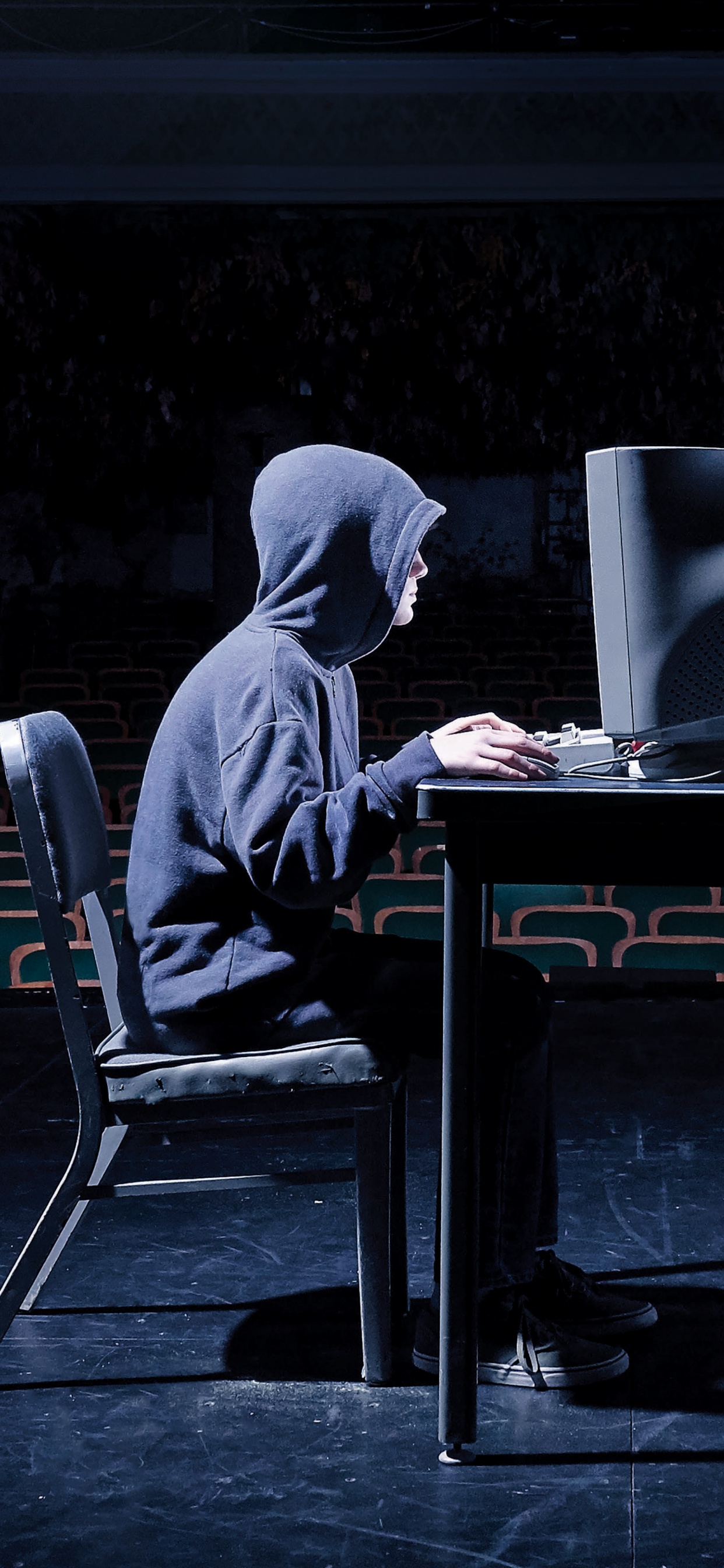 Homme en Sweat à Capuche Gris Assis Sur Une Chaise Noire. Wallpaper in 1242x2688 Resolution