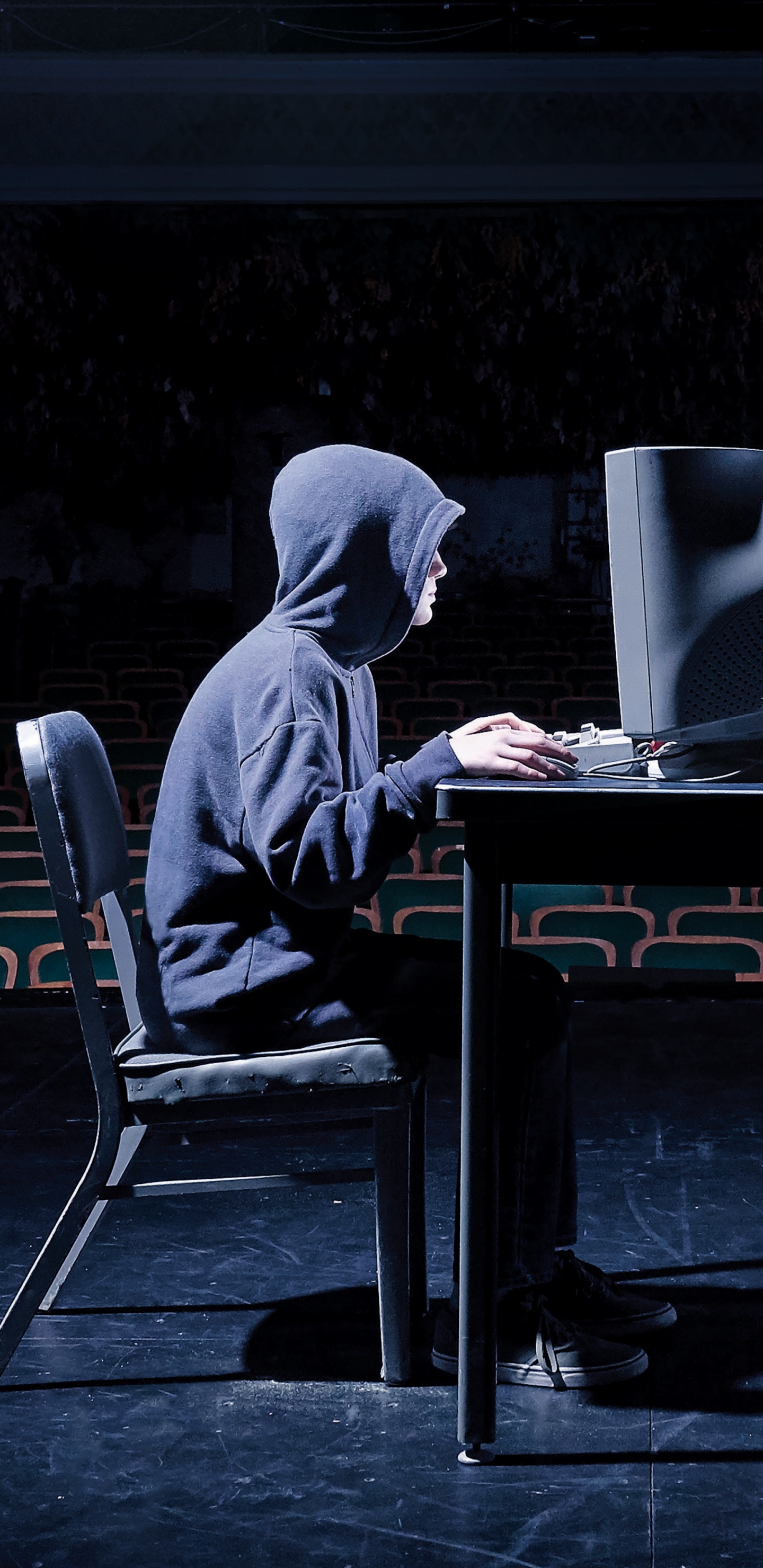 Homme en Sweat à Capuche Gris Assis Sur Une Chaise Noire. Wallpaper in 1440x2960 Resolution