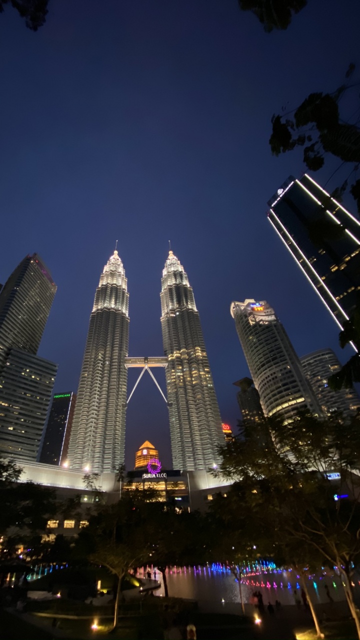 Petronas Towers, Kuala Lumpur, Malaysien, Tageszeit, Tower Block. Wallpaper in 720x1280 Resolution