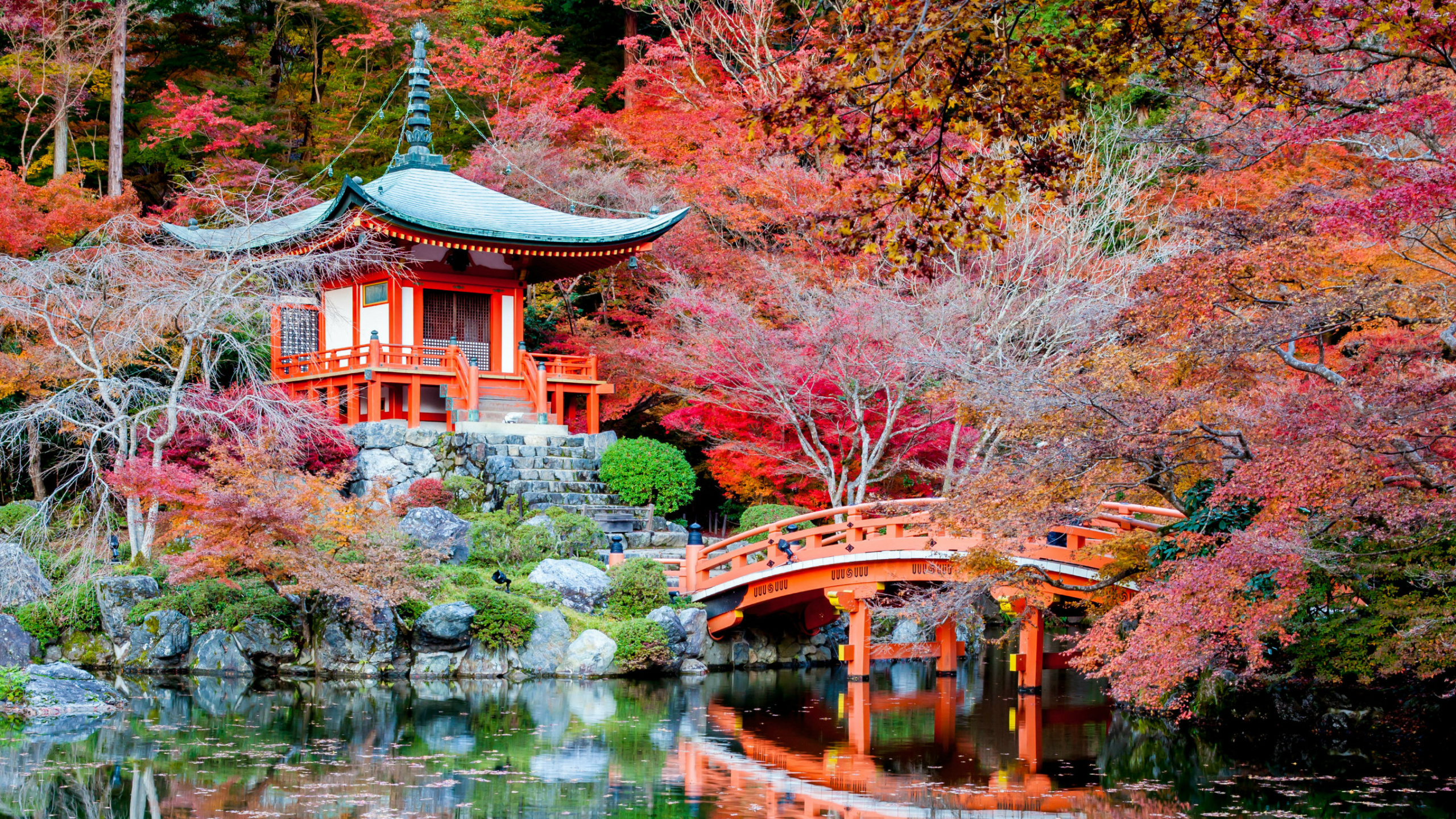 Brown Wooden Gazebo Near Lake. Wallpaper in 2560x1440 Resolution