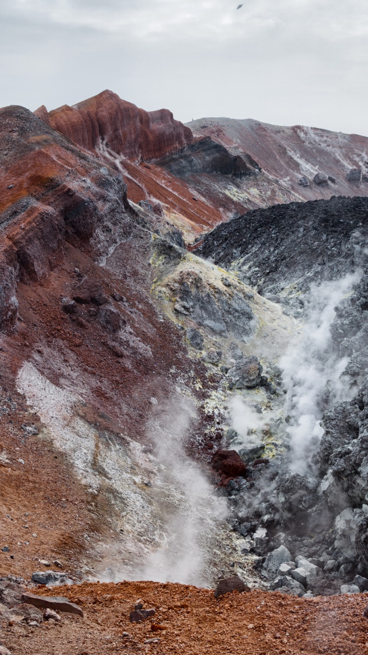 Montaña Marrón y Gris Bajo un Cielo Blanco Durante el Día. Wallpaper in 720x1280 Resolution