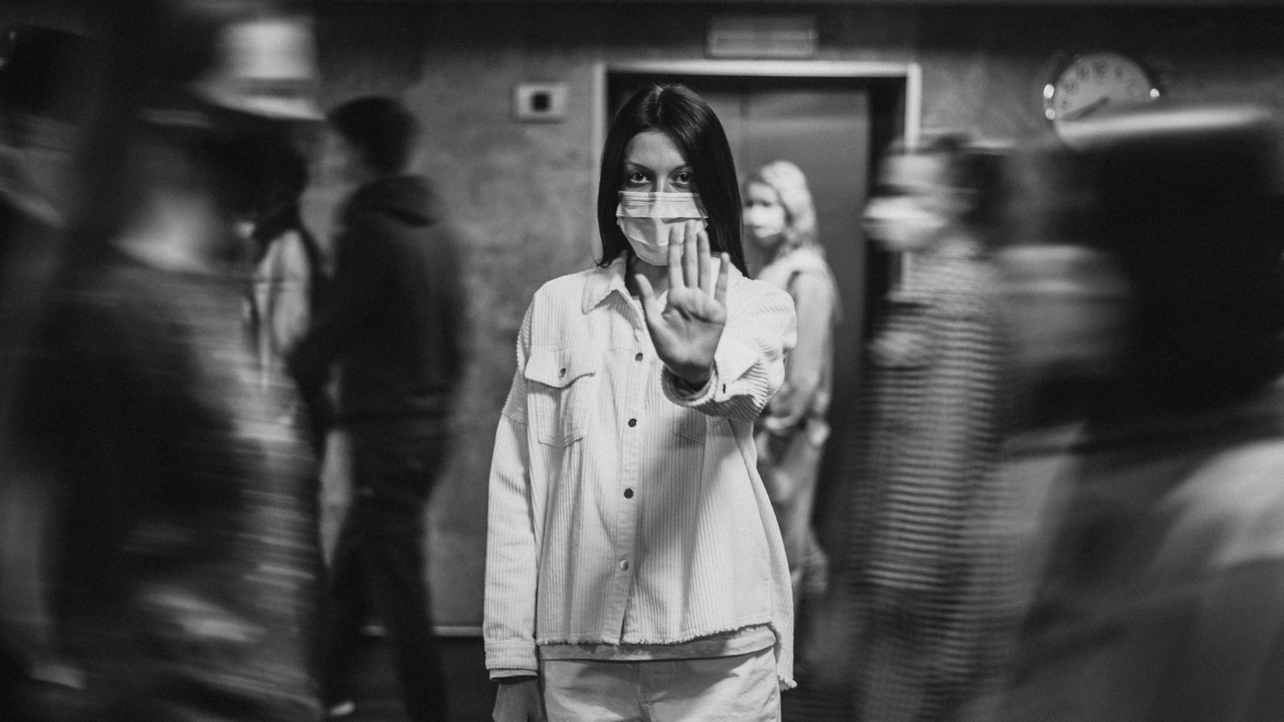 COVID-19, Stehend, Wei, Monochrom, Street Fashion. Wallpaper in 2560x1440 Resolution