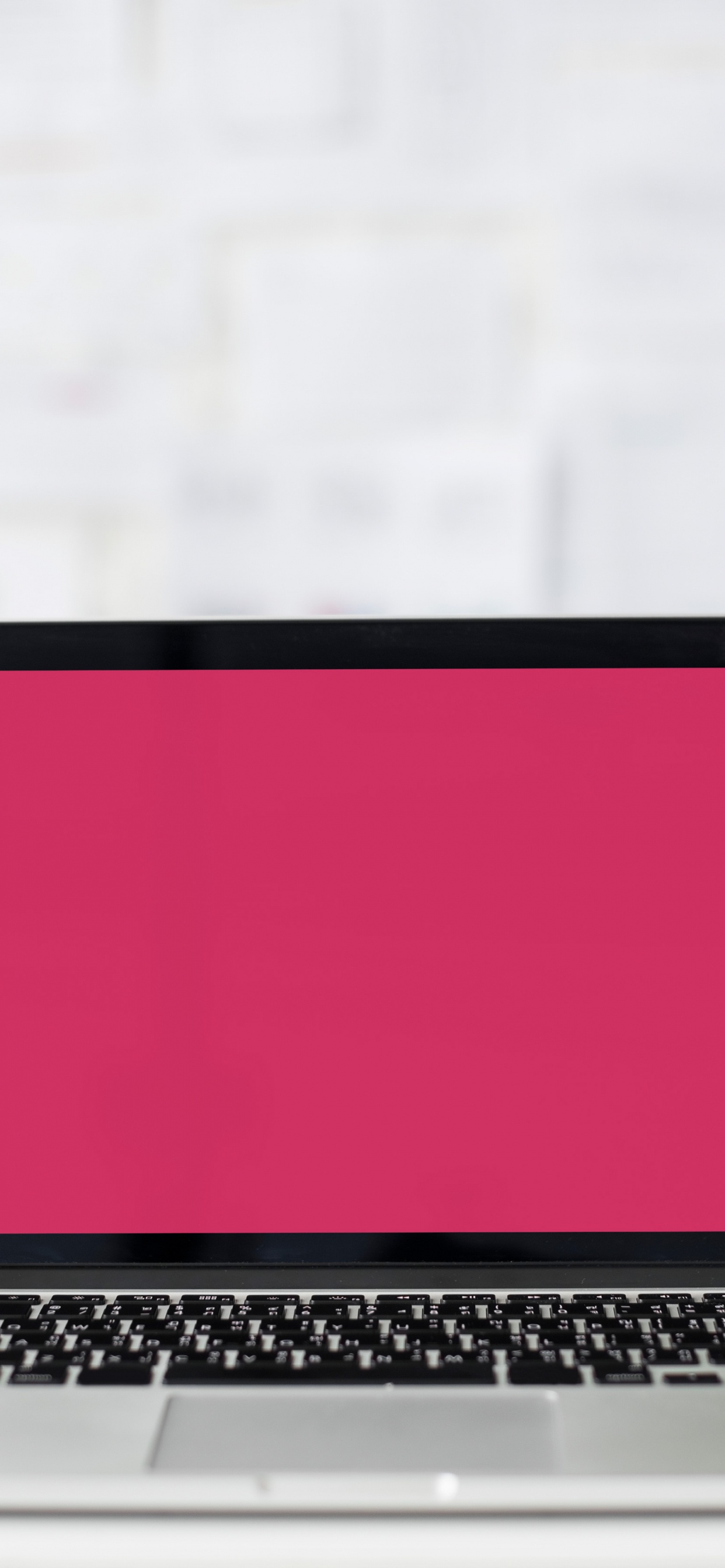 Macbook Pro Sur Tableau Blanc. Wallpaper in 1242x2688 Resolution