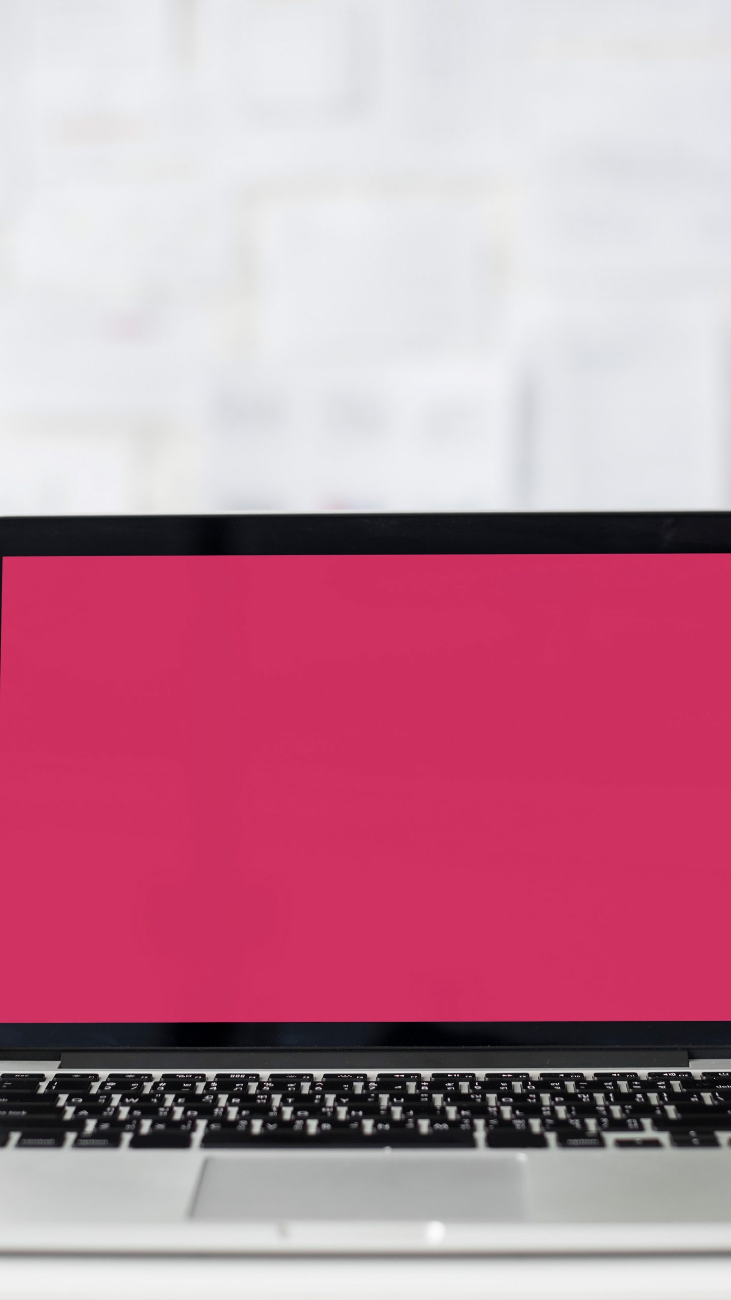 Macbook Pro Sur Tableau Blanc. Wallpaper in 1440x2560 Resolution