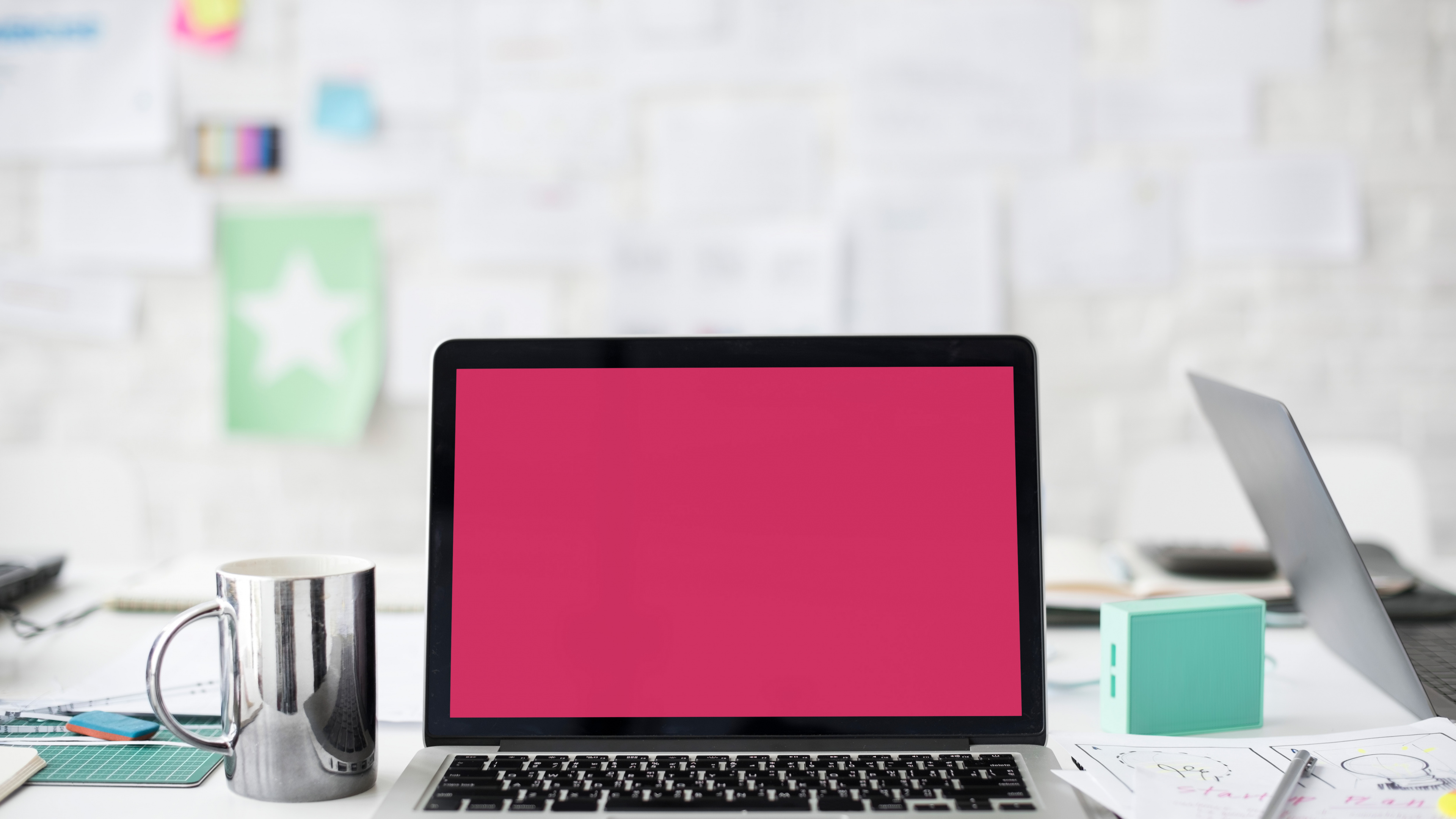 Macbook Pro Sur Tableau Blanc. Wallpaper in 3840x2160 Resolution