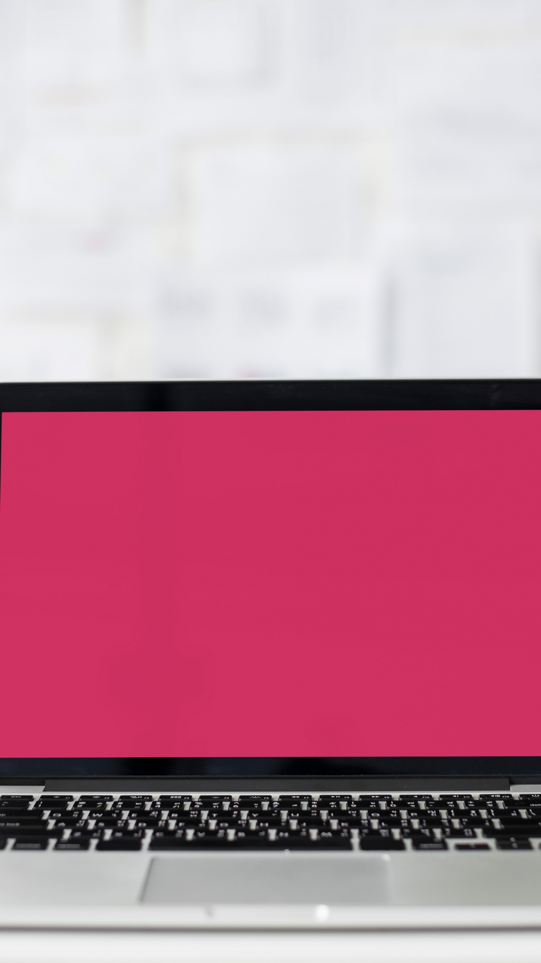 Macbook Pro Auf Weißem Tisch. Wallpaper in 1080x1920 Resolution