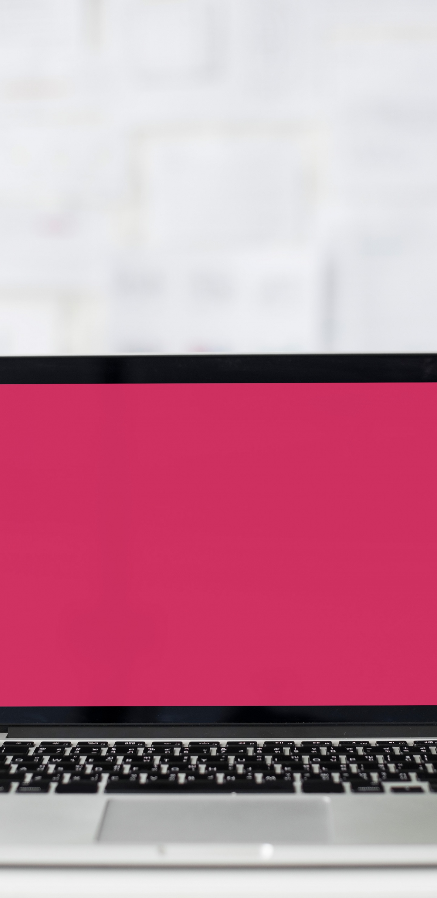 Macbook Pro Auf Weißem Tisch. Wallpaper in 1440x2960 Resolution