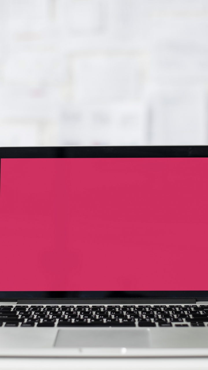 Macbook Pro en Mesa Blanca. Wallpaper in 720x1280 Resolution