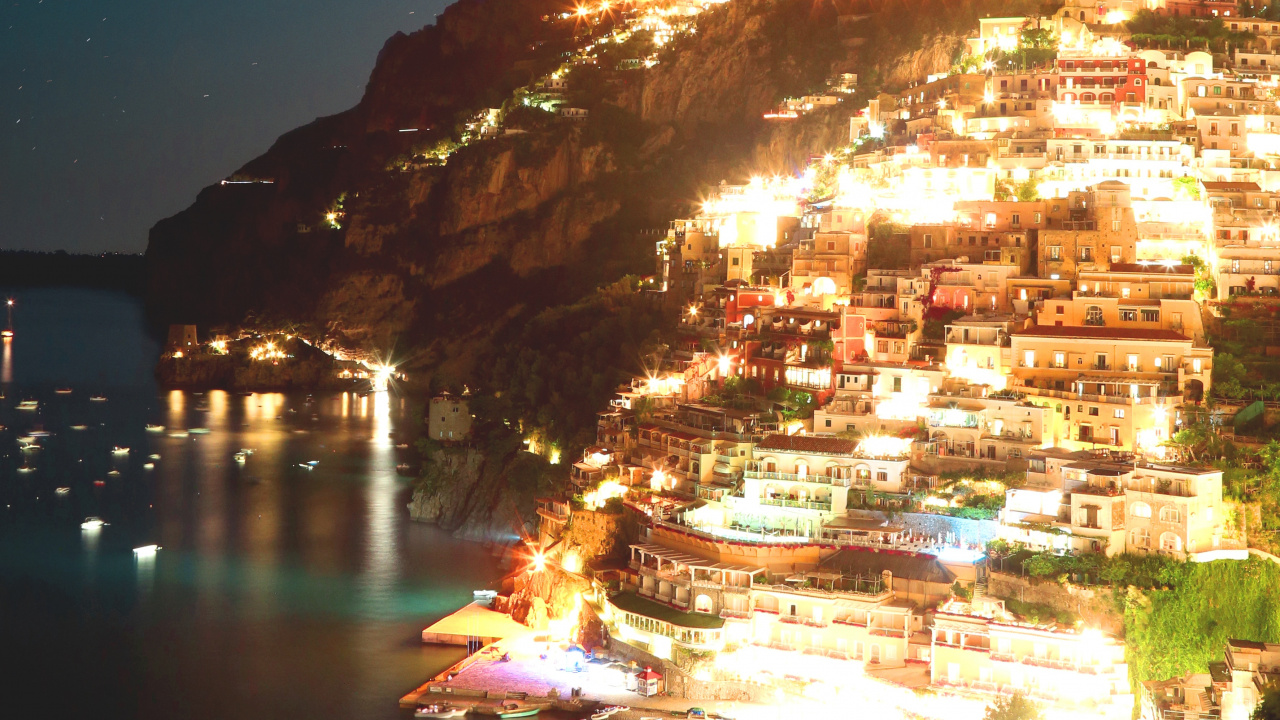 Edificio de Hormigón Blanco y Marrón Cerca Del Cuerpo de Agua Durante la Noche. Wallpaper in 1280x720 Resolution