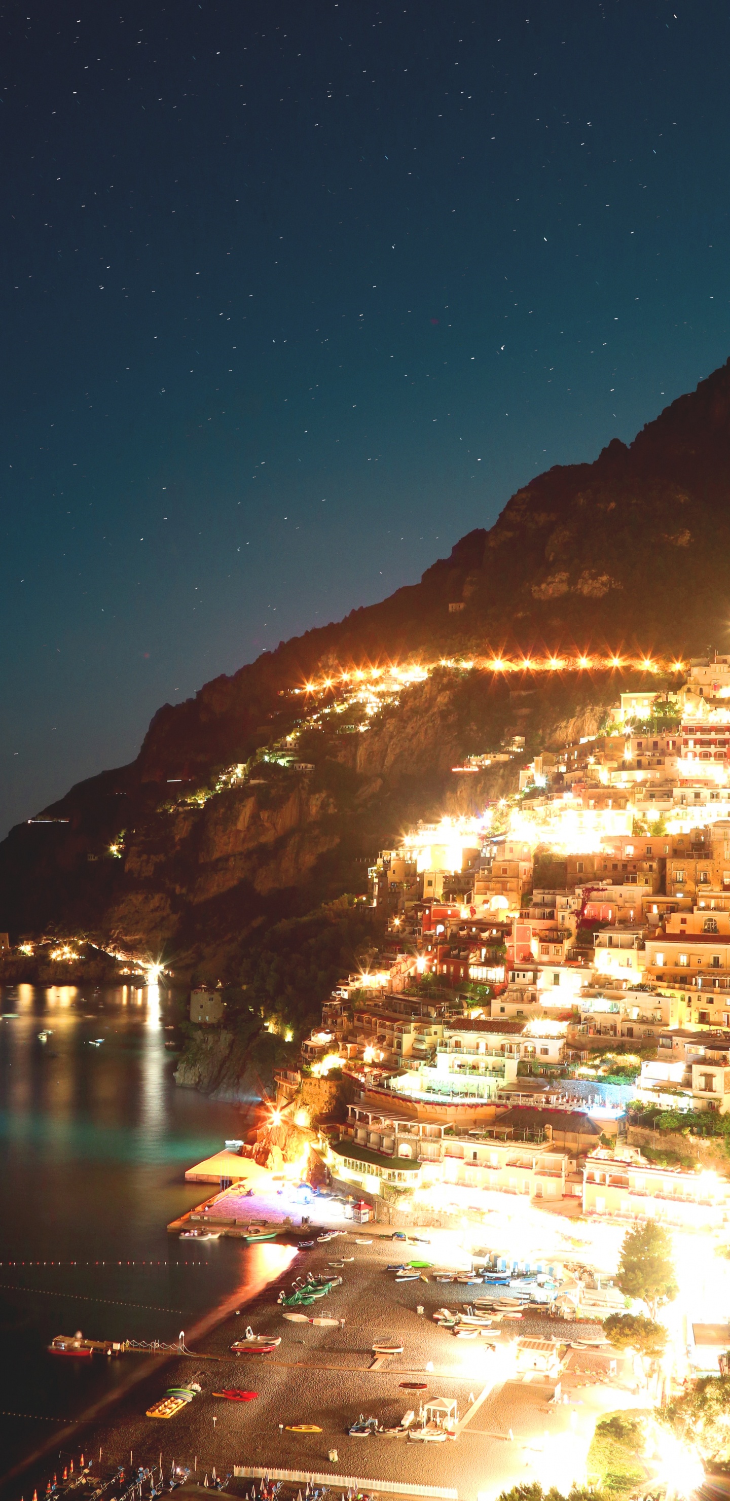 Edificio de Hormigón Blanco y Marrón Cerca Del Cuerpo de Agua Durante la Noche. Wallpaper in 1440x2960 Resolution